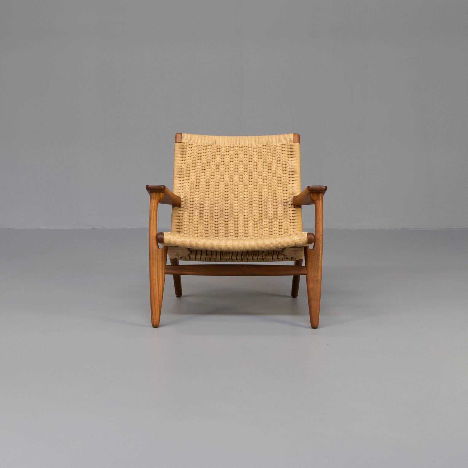 Carefully hand-woven design with great durability
The CH25 lounge chair, like many of Hans J. Wegner’s other iconic designs, is clean and simple in its distinctive shape.
The CH25 is one of the first four chairs Hans J. Wegner created exclusively