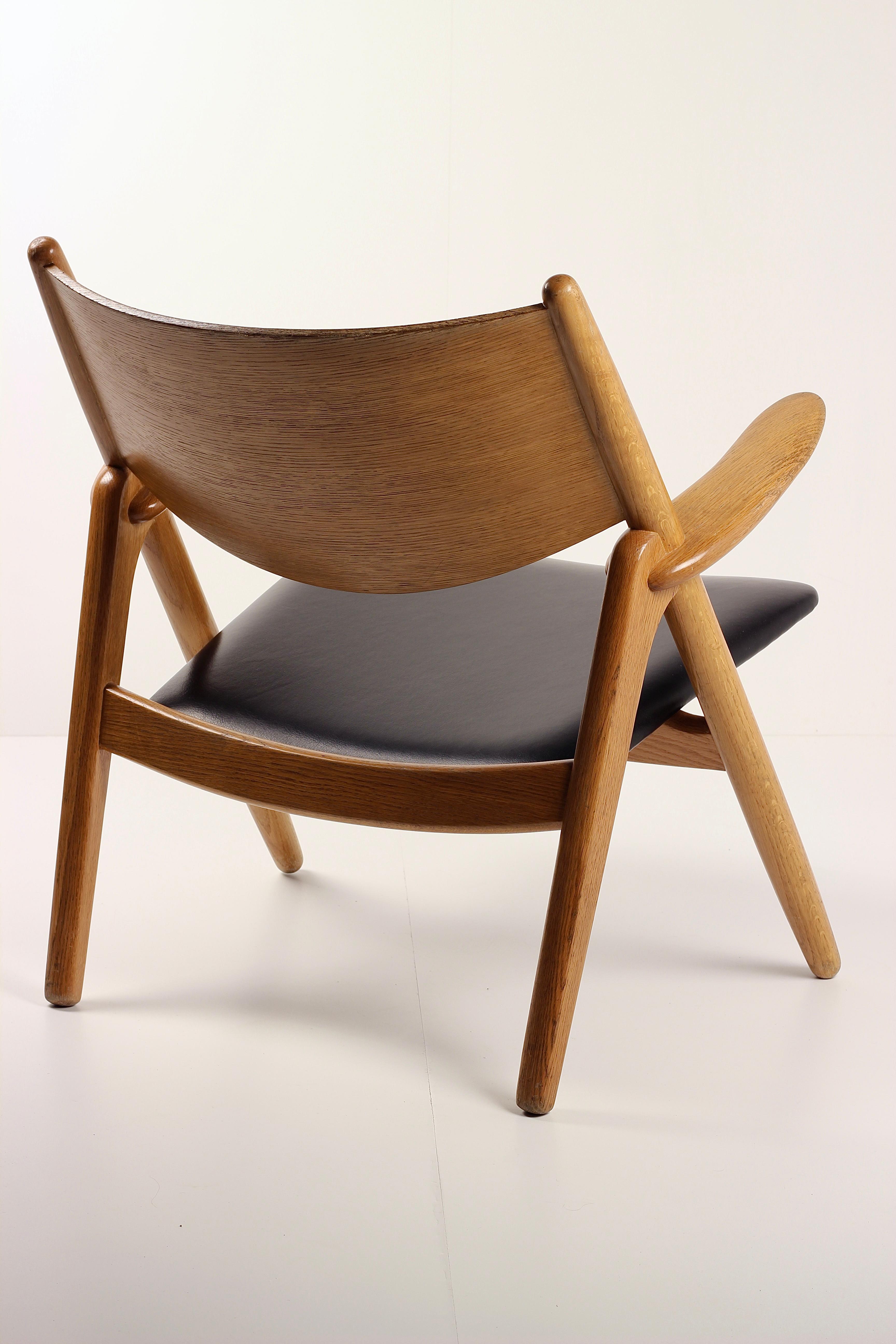 Hans Wegner CH28 Sawback Lounge Chair Danish Modern Icon by Carl Hansen & Søn In Good Condition For Sale In London, GB