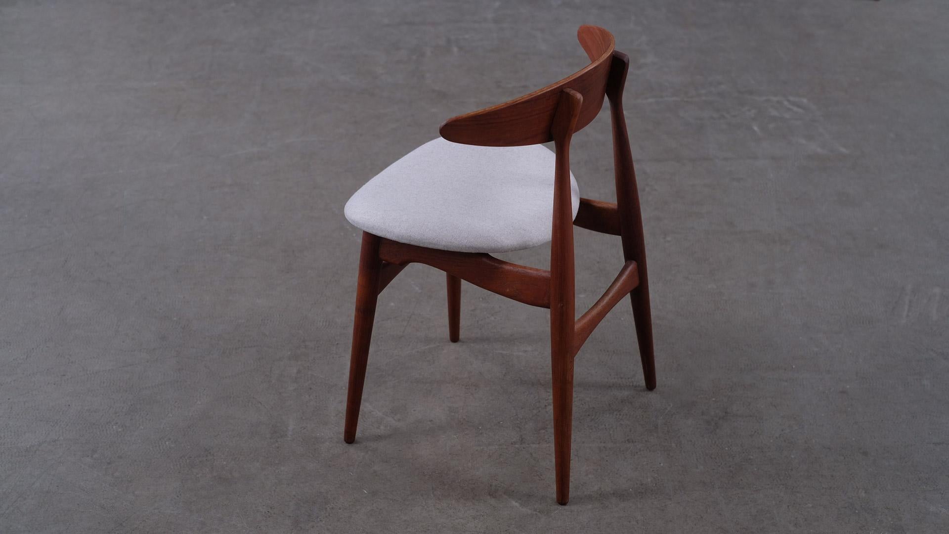 Scandinavian Modern Hans Wegner CH33 Chairs