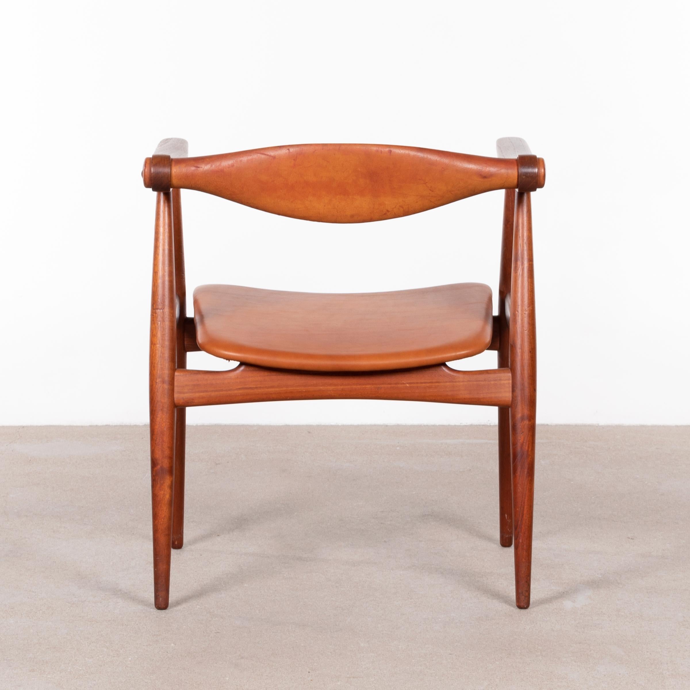 This beautiful Hans Wegner CH-34 chair has sculpted details with a smart adjustable back rest. Produced by Carl Hansen & Søn with teak frame and cognac leather upholstery. Light traces of use mainly on the wooden frame and back rest.