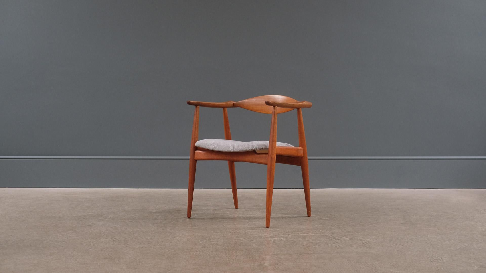 Rare model CH35 chair designed by Hans Wegner for Carl Hansen, Denmark. Very beautiful armchair in solid teak with fantastic grain. Newly upholstered seat in Kvadrat Hallingdal.