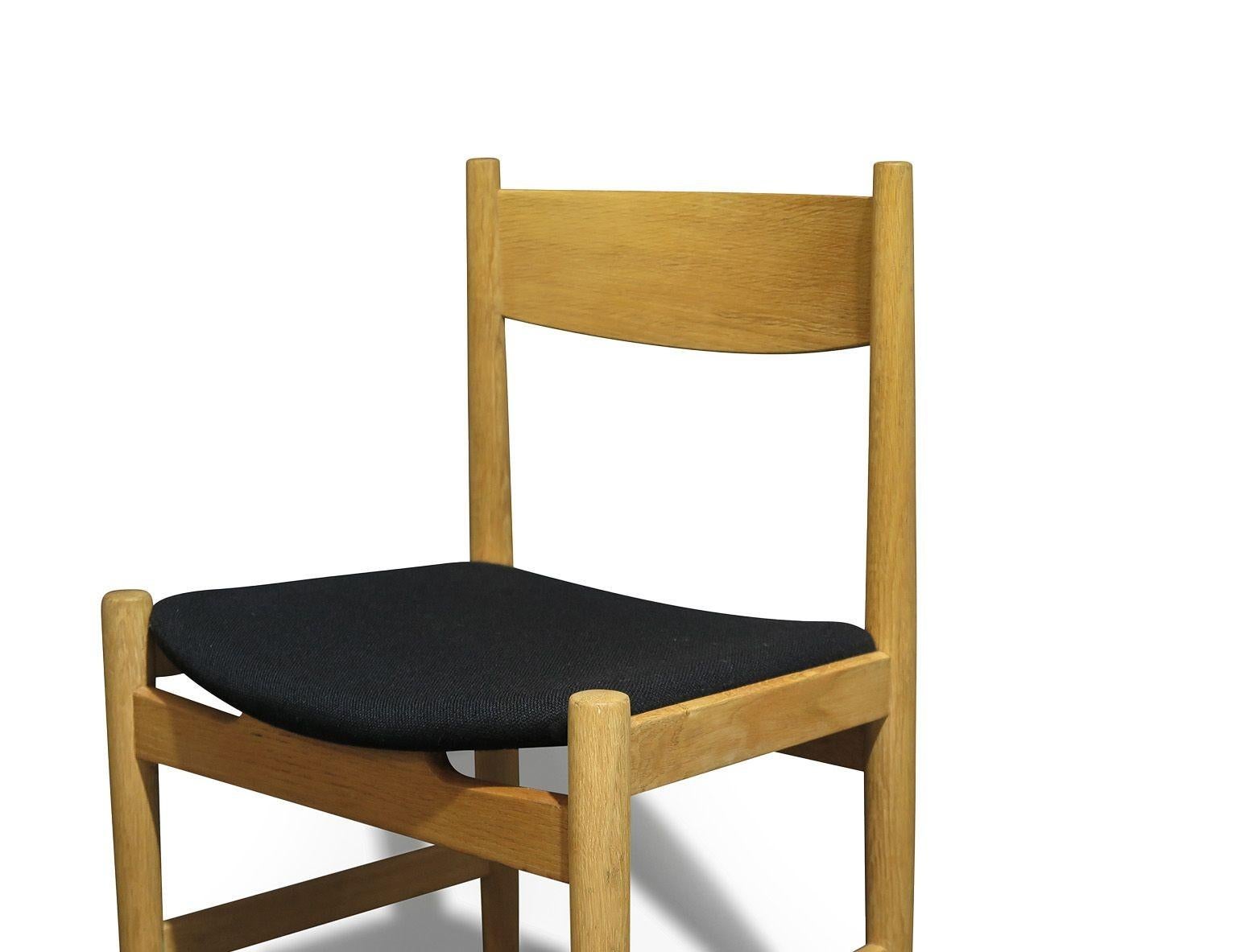 Hans Wegner CH38 Esszimmerstühle in weißer Eiche für Carl Hansen & Søn, Dänemark, 1960 (Skandinavische Moderne) im Angebot