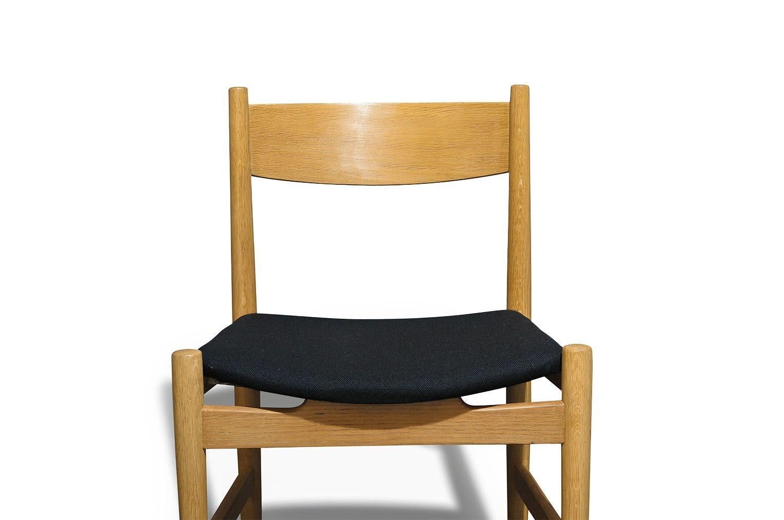 Hans Wegner CH38 Esszimmerstühle in weißer Eiche für Carl Hansen & Søn, Dänemark, 1960 (Stoff) im Angebot