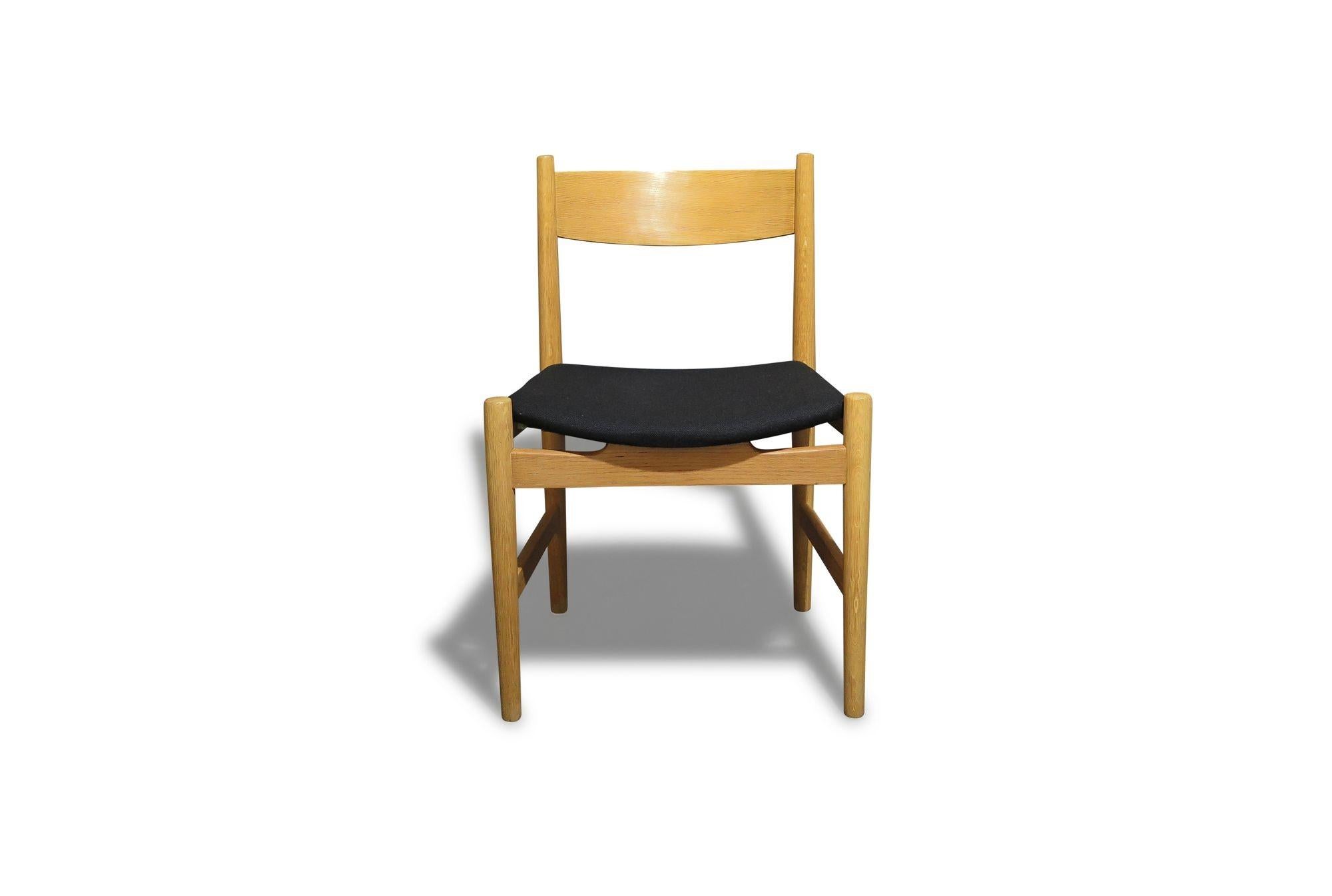 Hans Wegner CH38 Esszimmerstühle in weißer Eiche für Carl Hansen & Søn, Dänemark, 1960 im Angebot 1