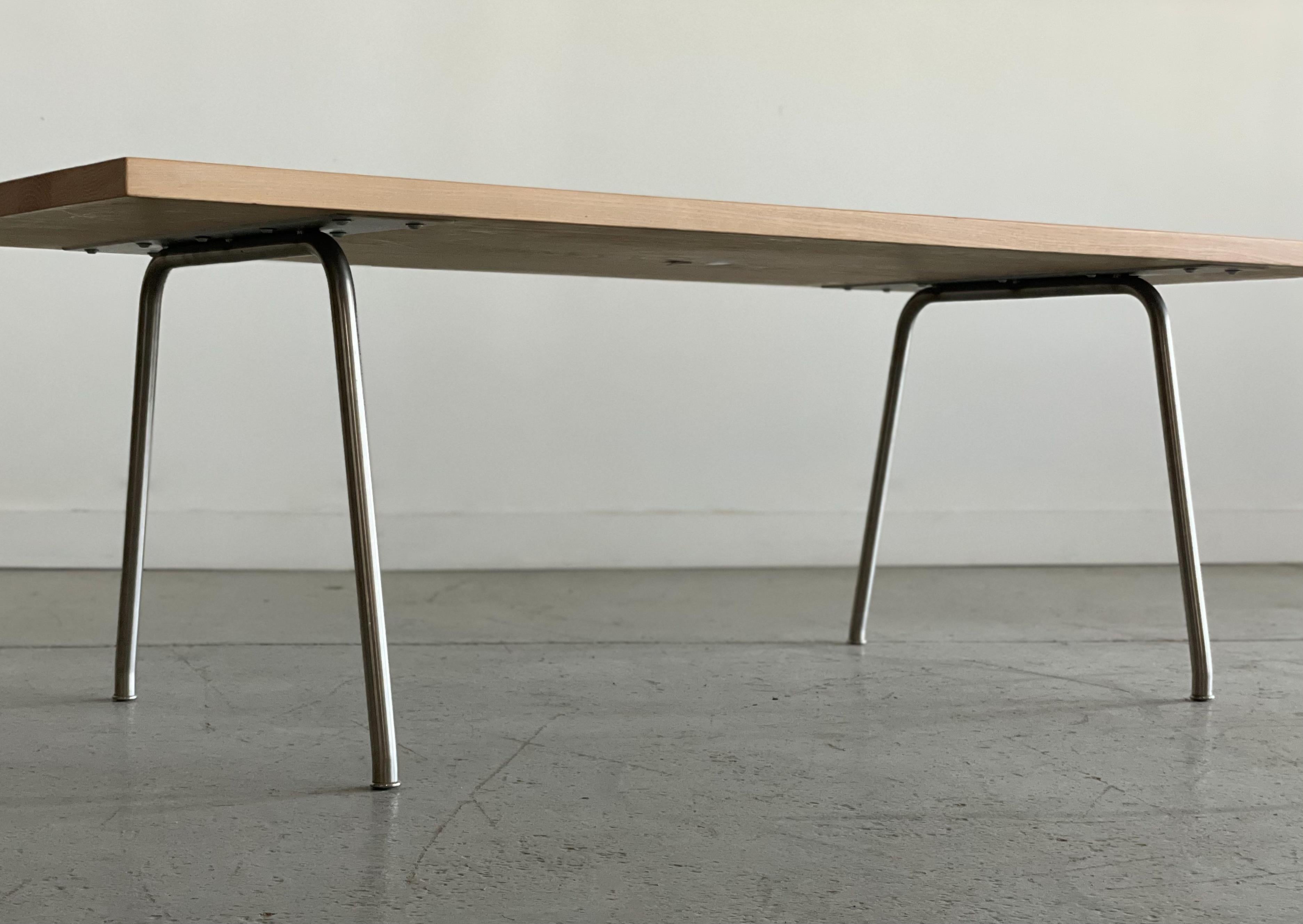 Una sencilla y hermosa mesa de centro de fresno macizo y acero inoxidable diseñada por Hans Wegner para Carl Hansen, Dinamarca. Esta elegante y ligera mesa de centro forma parte de la serie Kastrup, que sigue utilizándose en el Aeropuerto de