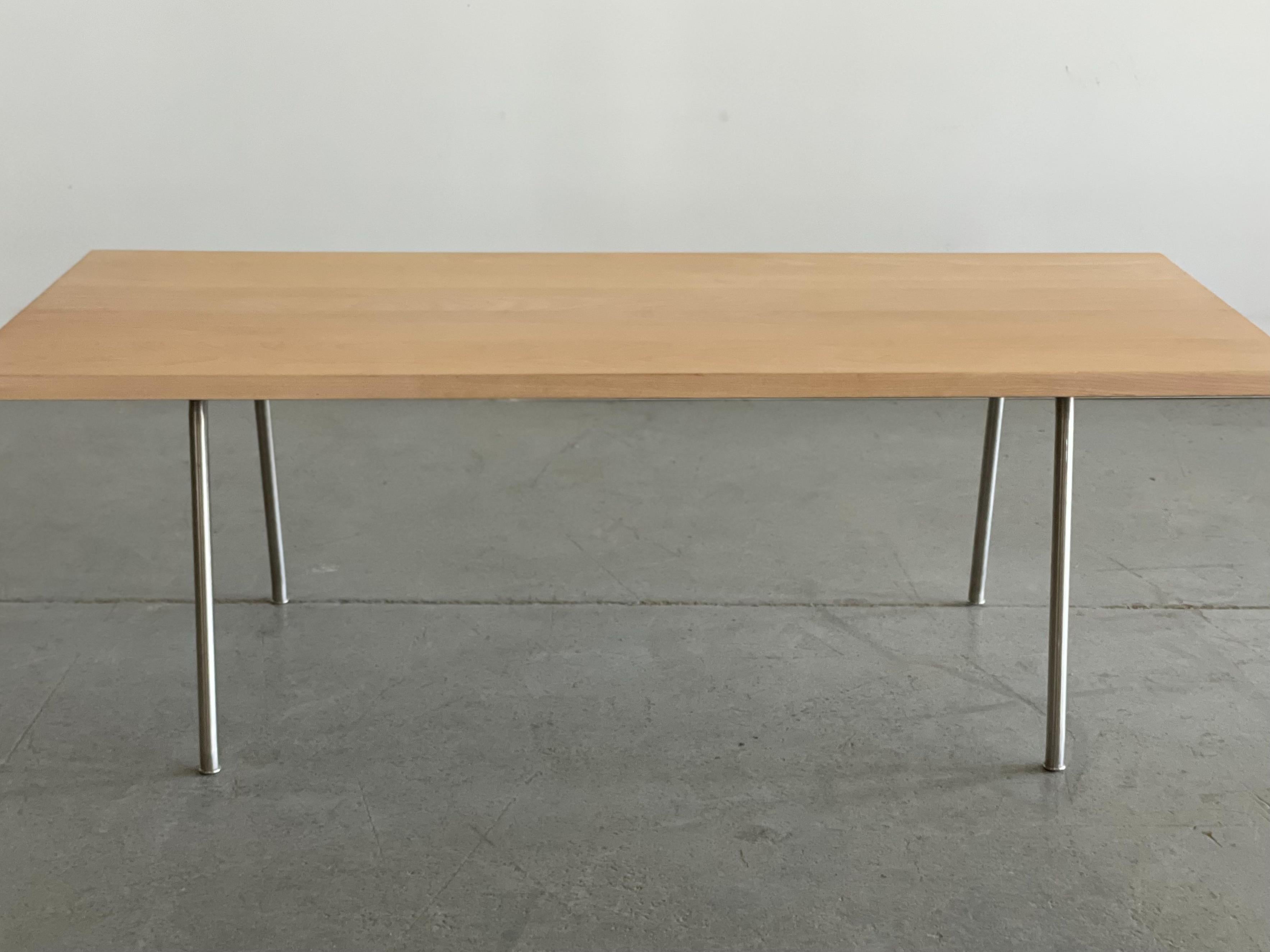 Mesa baja de fresno macizo Hans Wegner CH413 para Carl Hansen Escandinavo moderno en venta