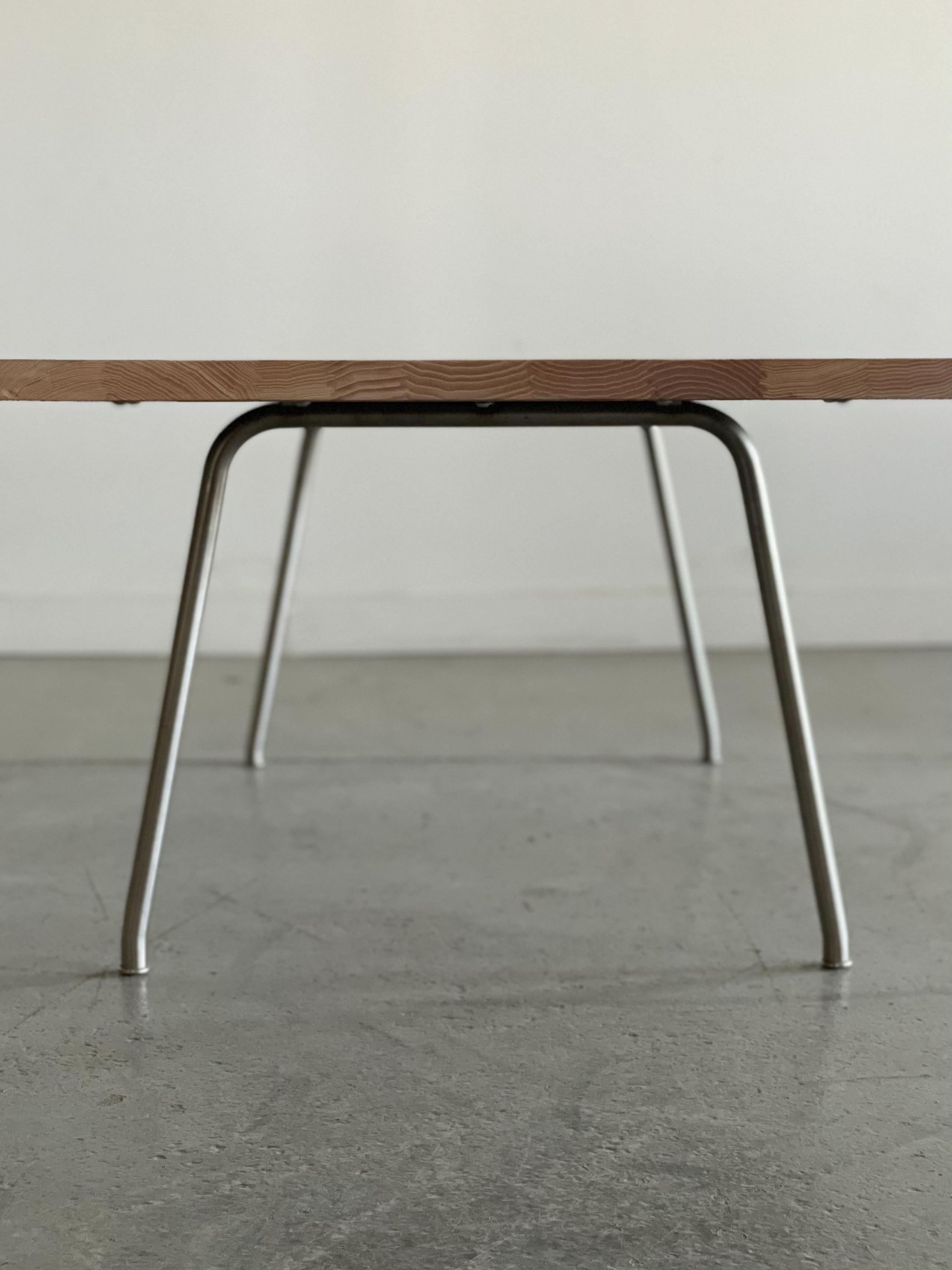Mesa baja de fresno macizo Hans Wegner CH413 para Carl Hansen Danés en venta