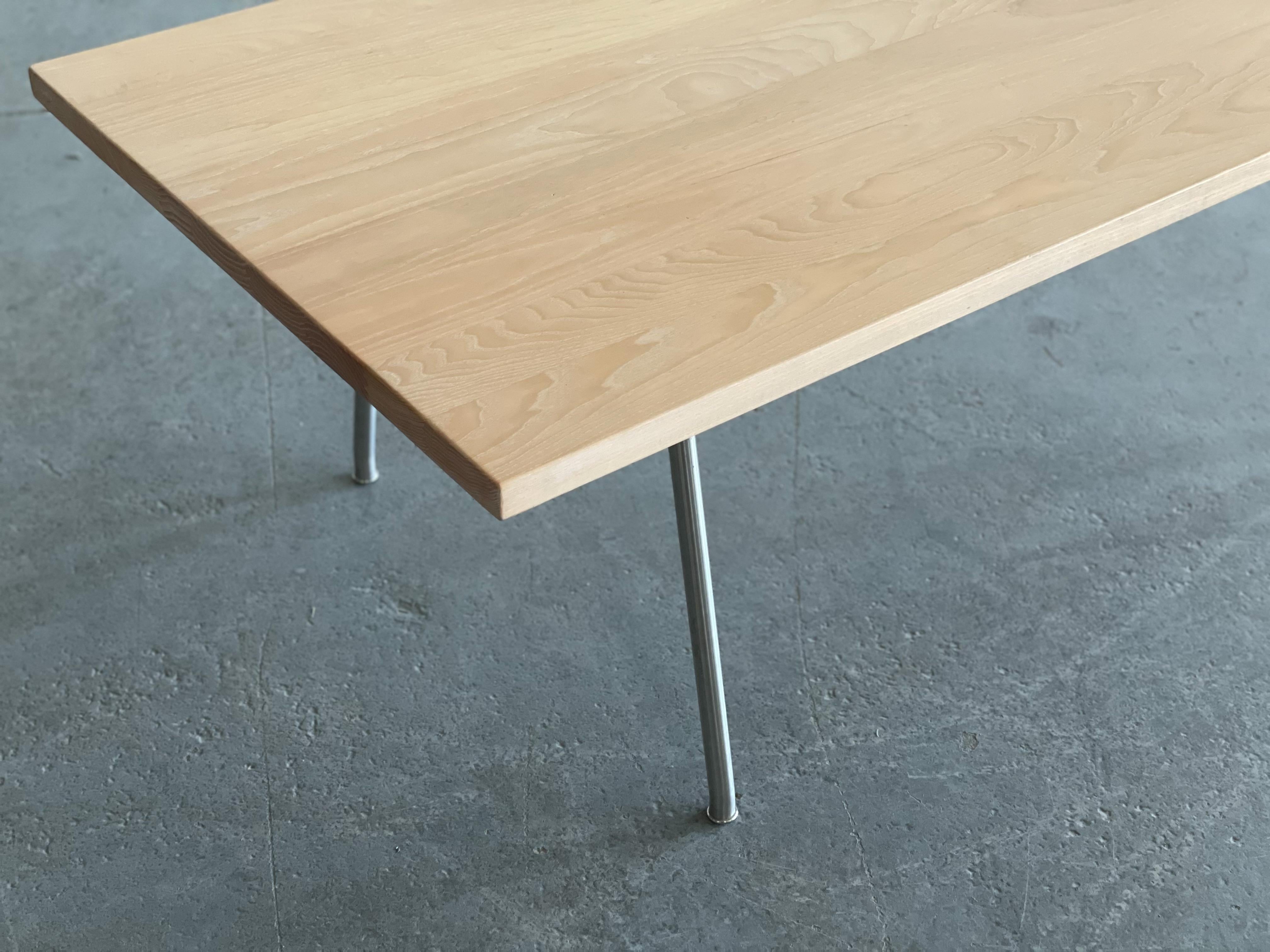 Mesa baja de fresno macizo Hans Wegner CH413 para Carl Hansen mediados del siglo XX en venta
