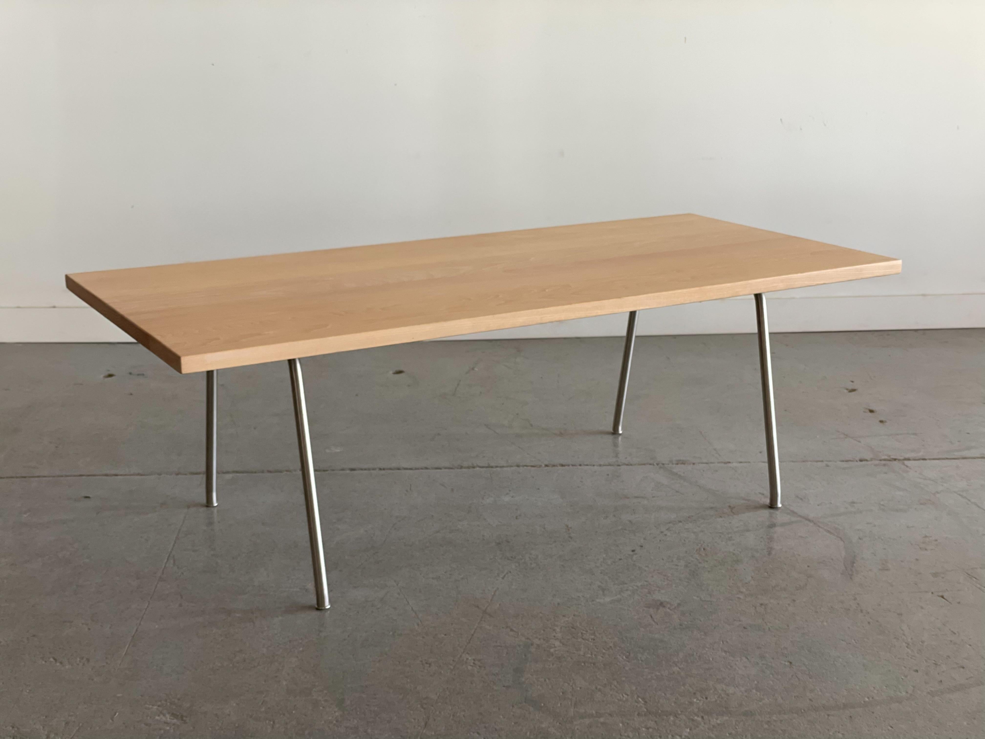 Mesa baja de fresno macizo Hans Wegner CH413 para Carl Hansen en venta 1