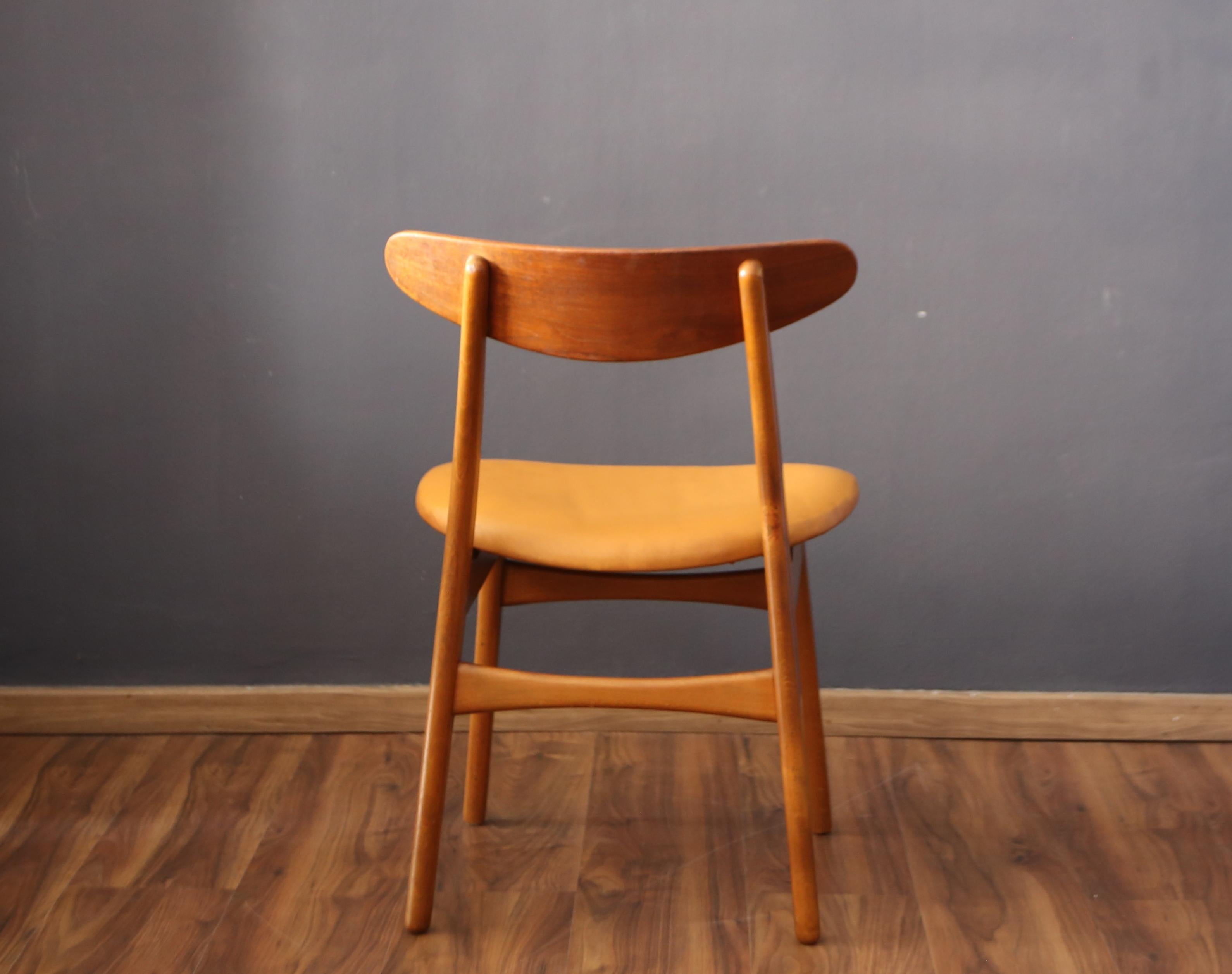 Hans Wegner Stuhl Modell CH-30 Teak und Leder Carl Hansen & Son 1960er Jahre im Zustand „Gut“ im Angebot in Vigevano, PV