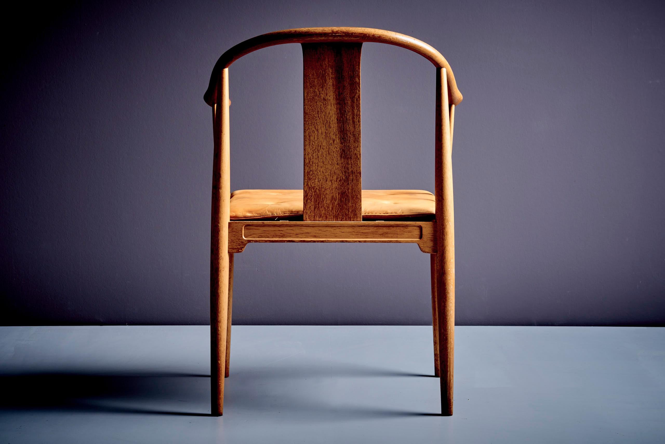 Conçue par Hans J. Wegner en 1944, la China Chair s'inspire du design chinois classique. Elle met en valeur le savoir-faire de Wegner et sa vision d'un mobilier à la fois fonctionnel et sculptural, beau sous tous les angles et enraciné dans la