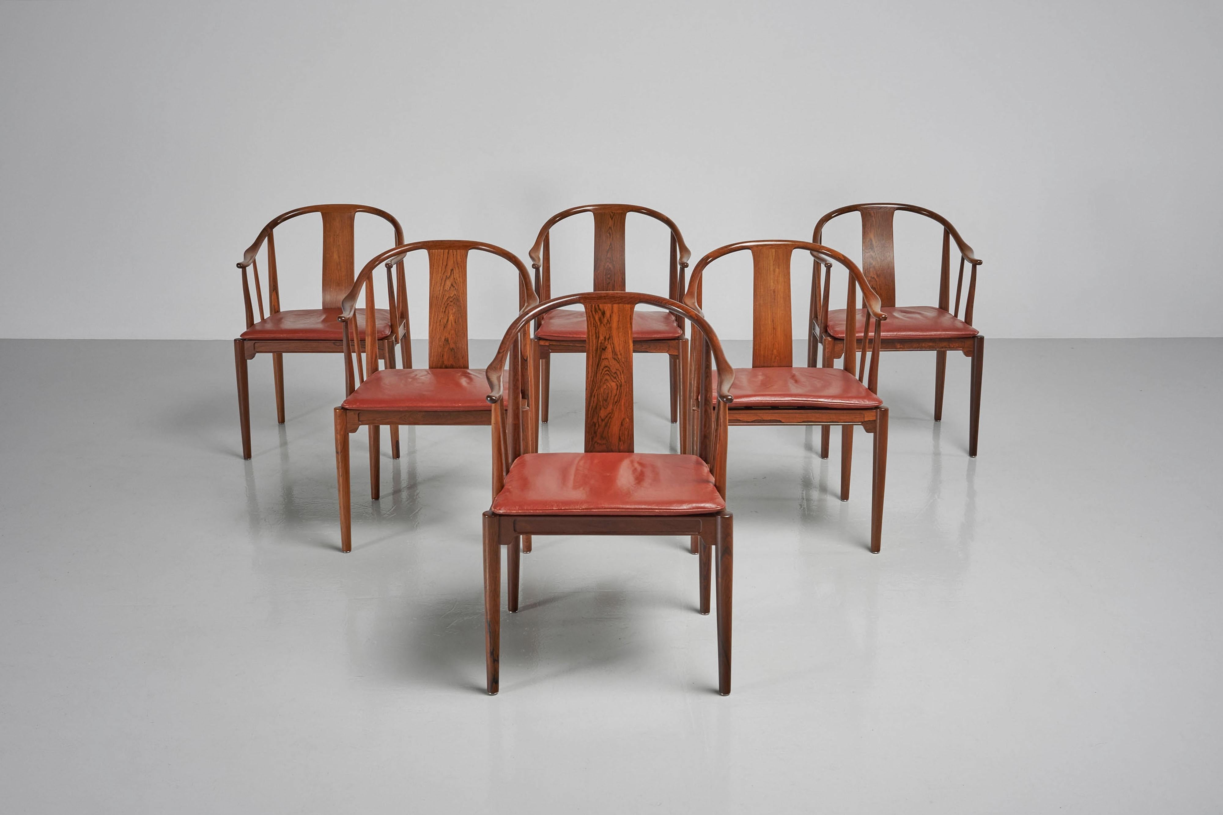 Extraordinaires chaises Hans Wegner China conçues en 1944 et fabriquées par Fritz Hansen au Danemark en 1967. Cet ensemble de 6 chaises, en bois de rose massif, est d'une rareté inouïe. Les premières versions en palissandre apparaissent rarement sur