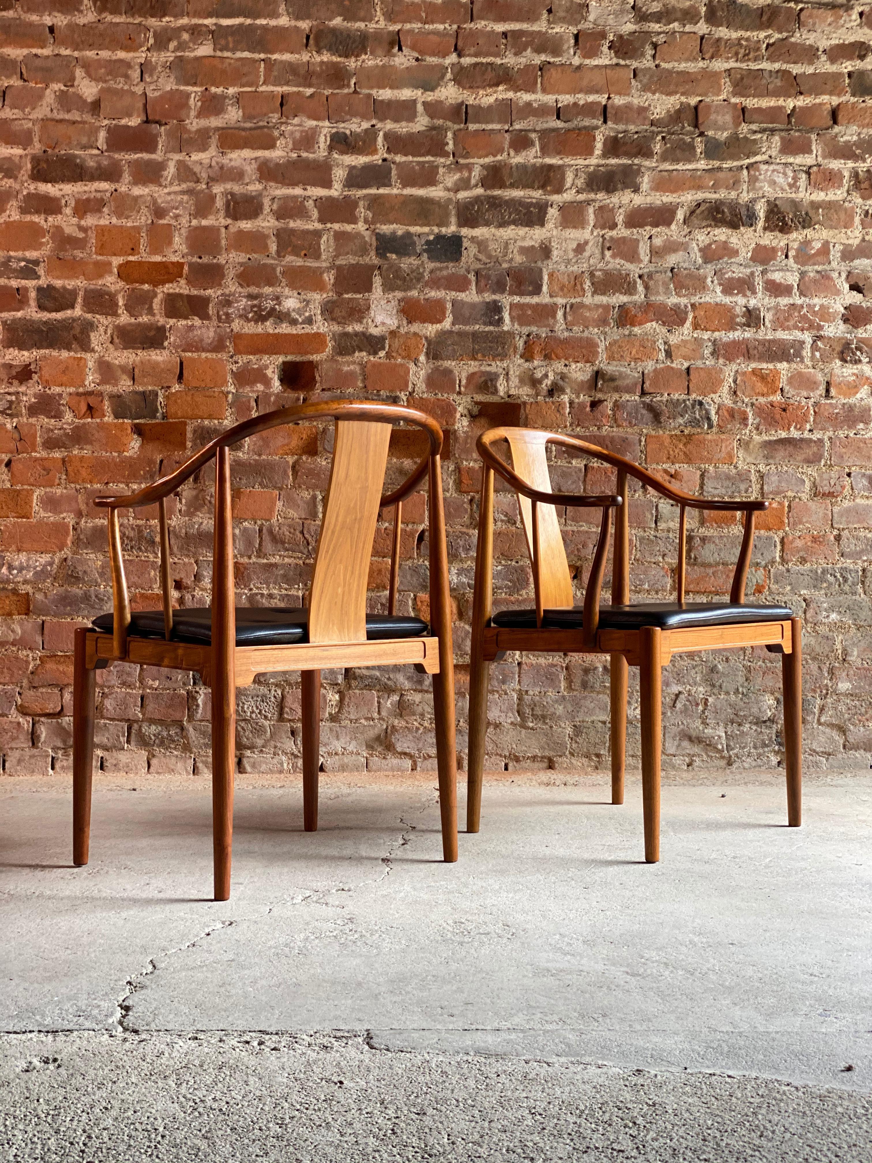Hans Wegner China Chairs in Walnut for Fritz Hansen, Denmark, 1977 In Good Condition In Longdon, Tewkesbury