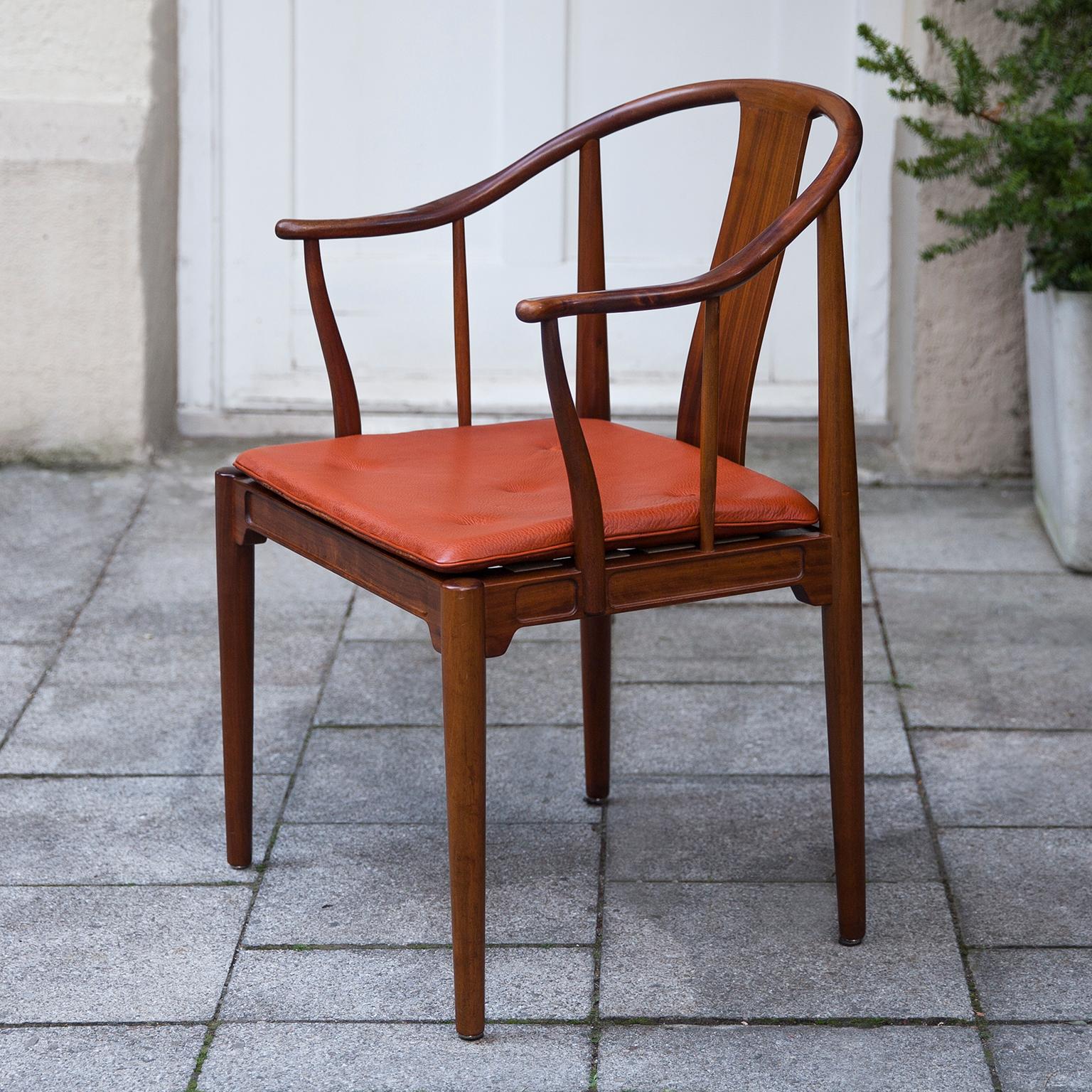 Hans J. Wegner famous and beautiful chair is an adaptation of an old Chinese chair of the Ming dynasty; “China Chair”. A very comfortable armchair made in teak. Loose seat cushions upholstered with patinated natural leather, fitted with buttons.