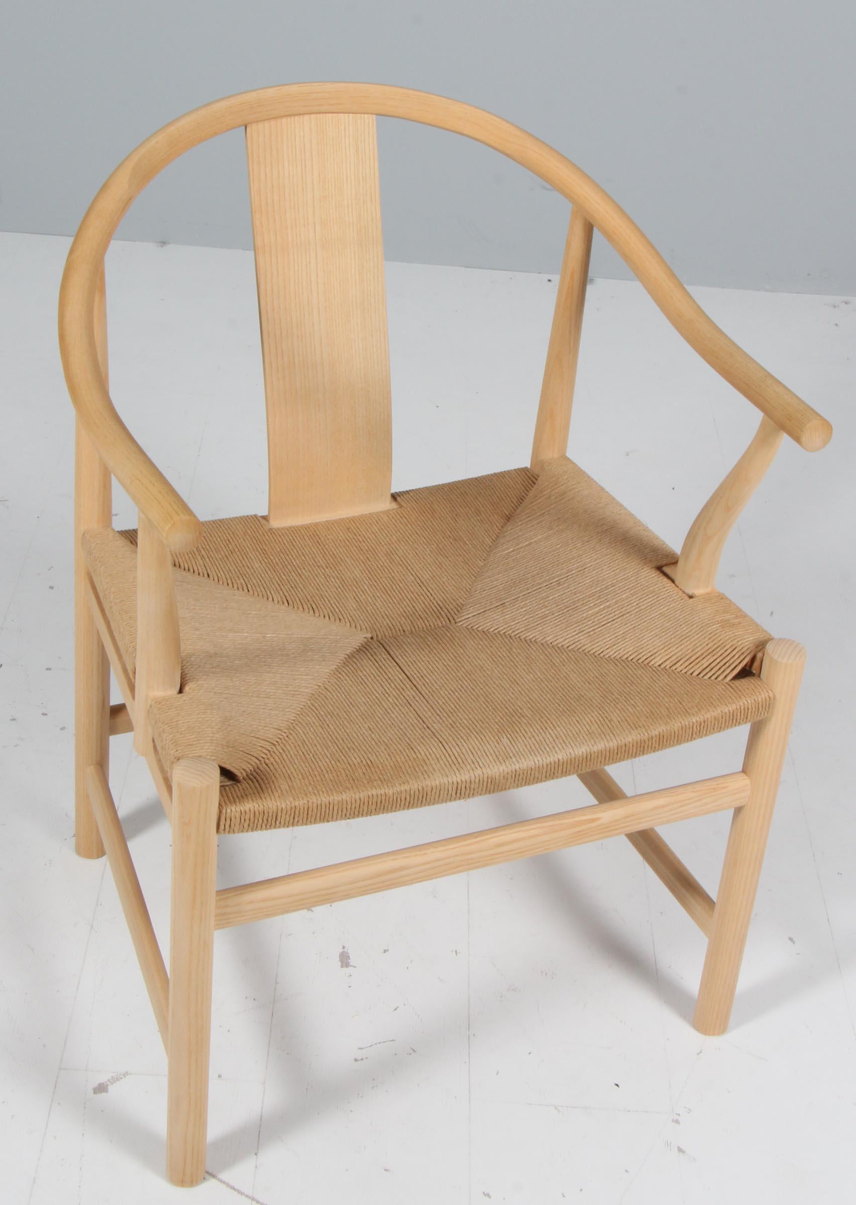 Hans Wagner presented the first version of the Chinese chair in 1943, since then more versions have appeared. Originally Wagner designed the P66 chair for Fritz Hansen where it was in production for only a few years. PP Mobler began producing the