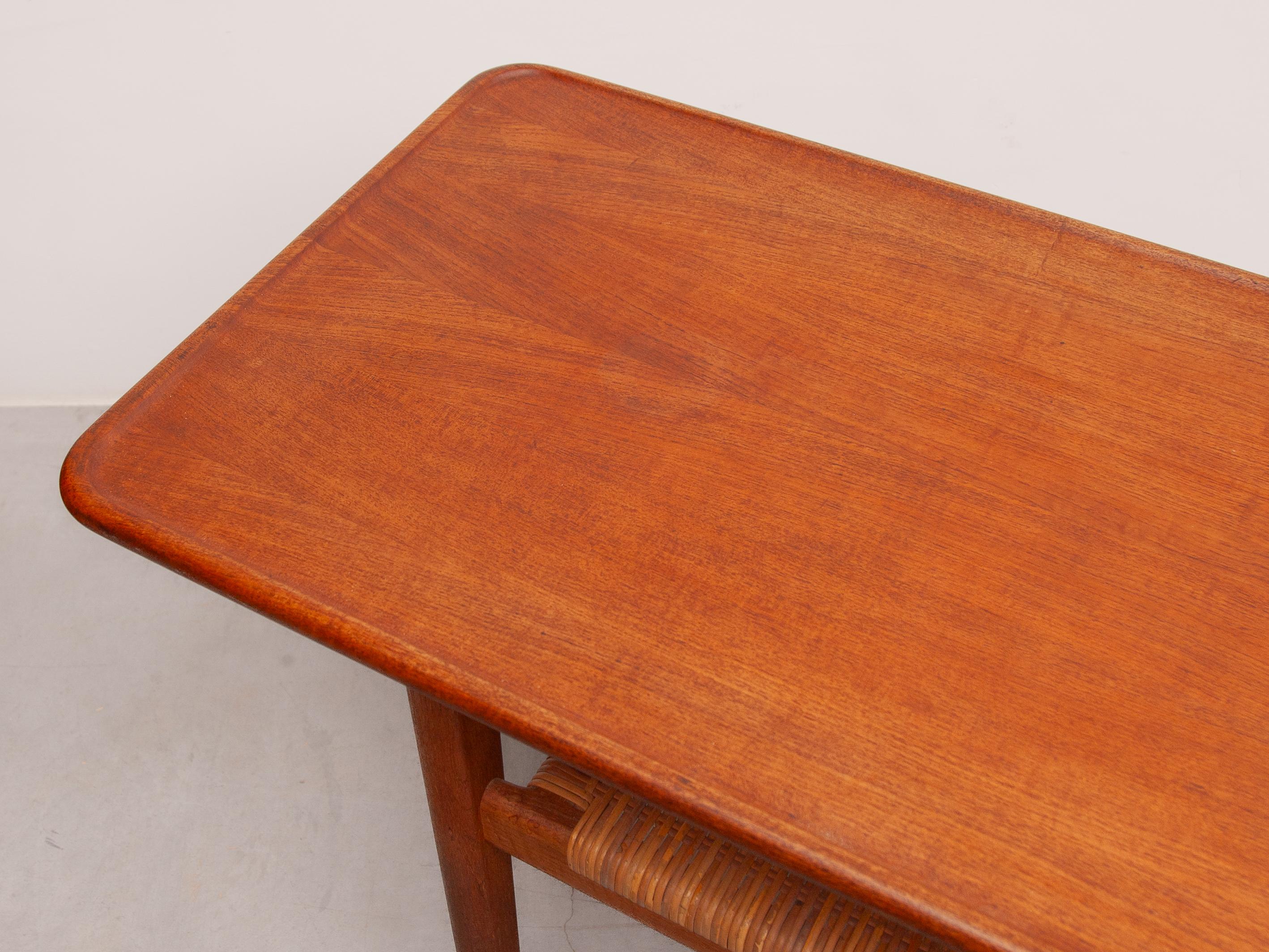 Table basse Hans Wegner modèle 'AT-10' Teck et canne, fabriquée au Danemark, années 1950 en vente 3