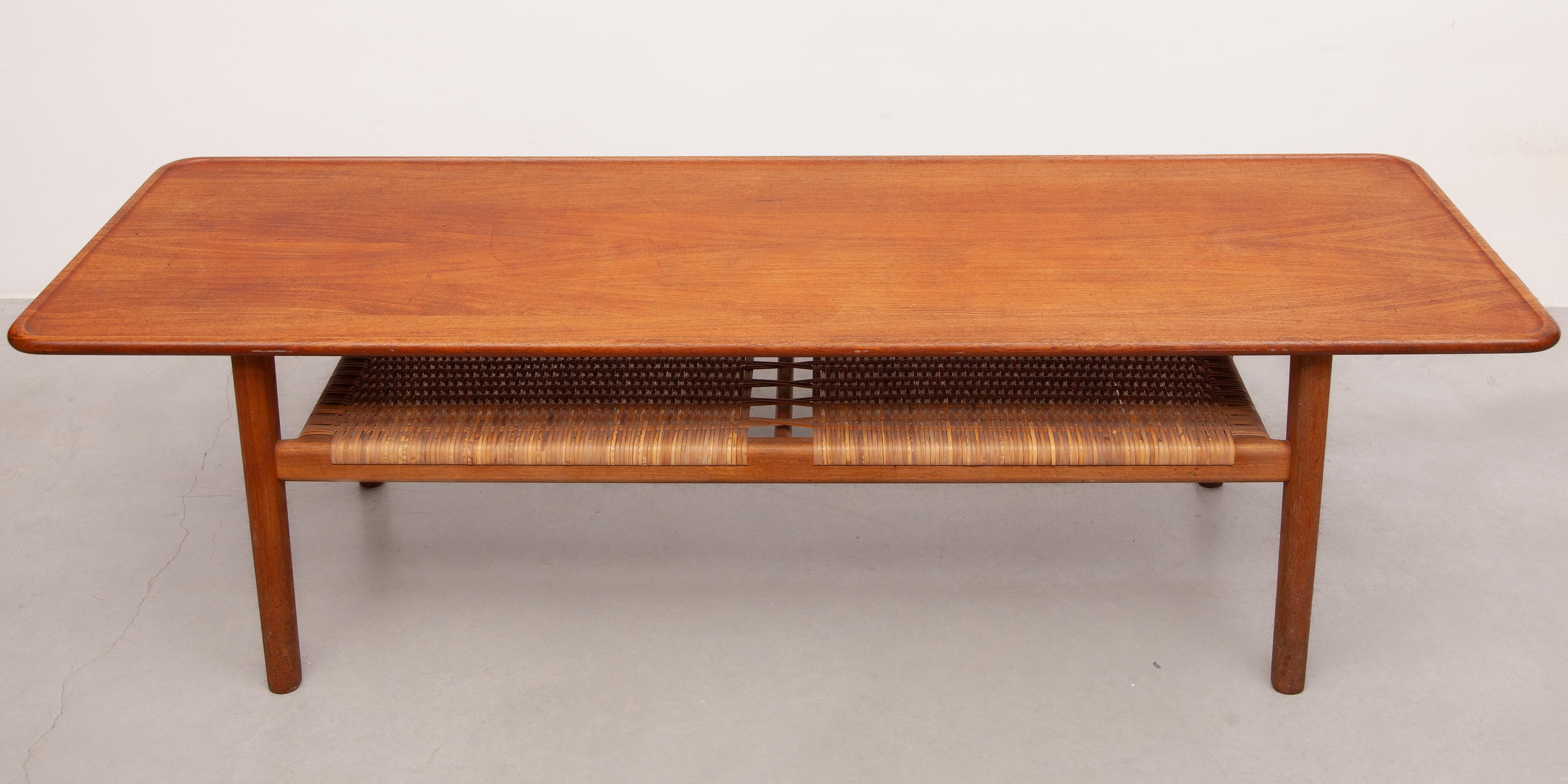 Un design du milieu du siècle de Hans J. Wegner modèle AT-10  Table basse pour Andreas Tuck au Danemark, années 1950. Cette pièce artisanale présente un plateau en teck massif avec un rebord surélevé joliment détaillé sur le pourtour, dégageant une