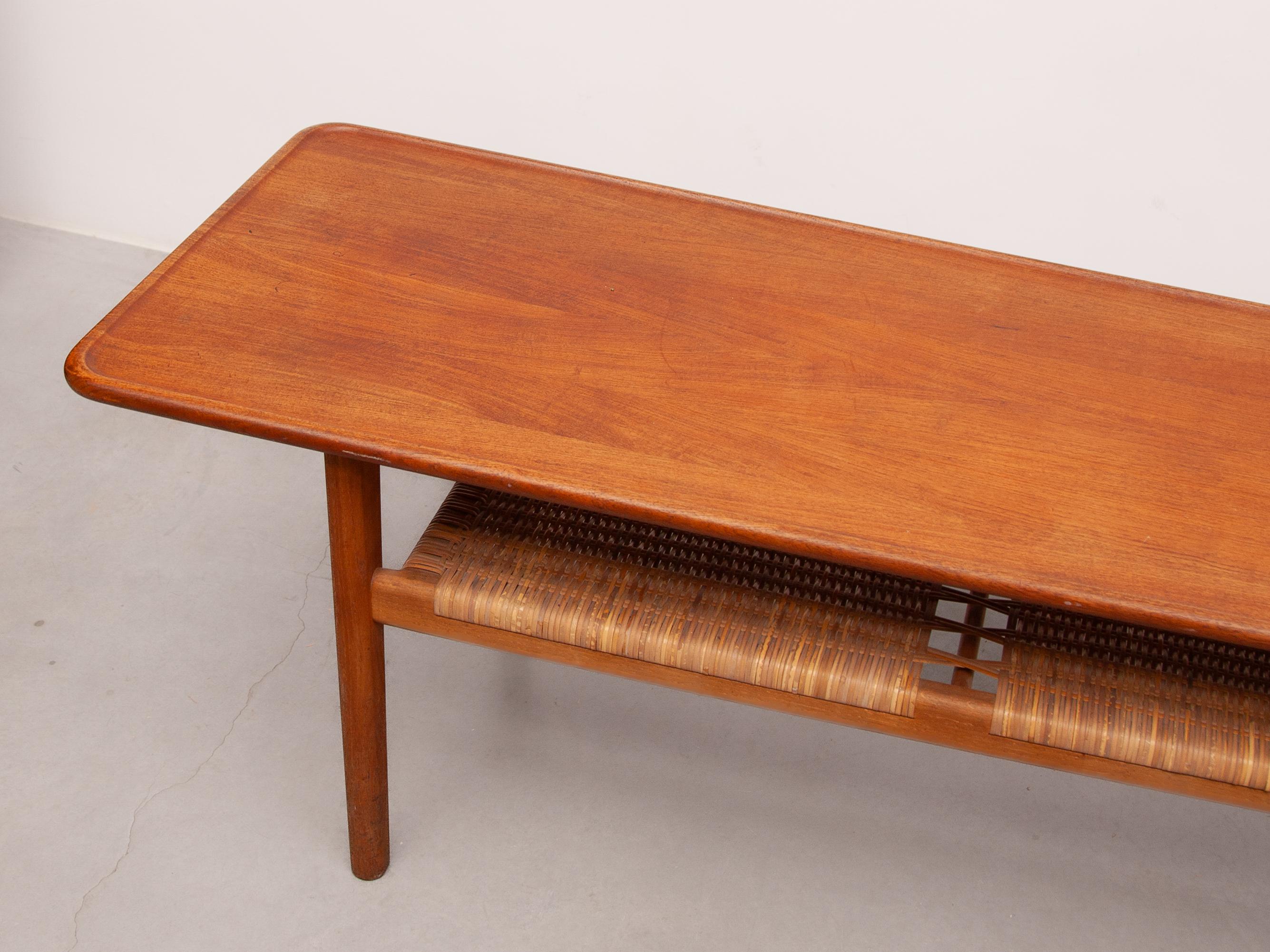 Scandinave moderne Table basse Hans Wegner modèle 'AT-10' Teck et canne, fabriquée au Danemark, années 1950 en vente