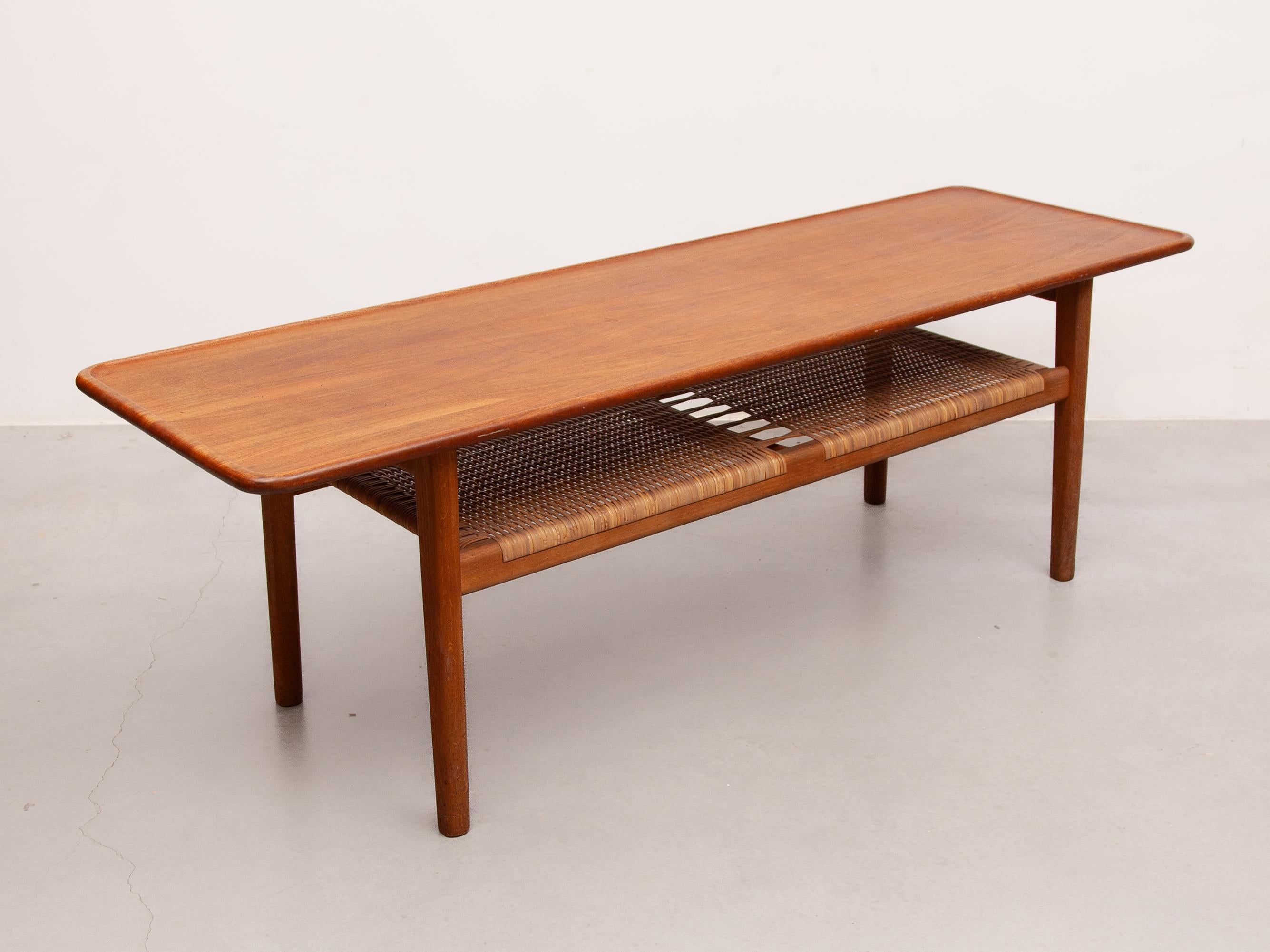 Danois Table basse Hans Wegner modèle 'AT-10' Teck et canne, fabriquée au Danemark, années 1950 en vente