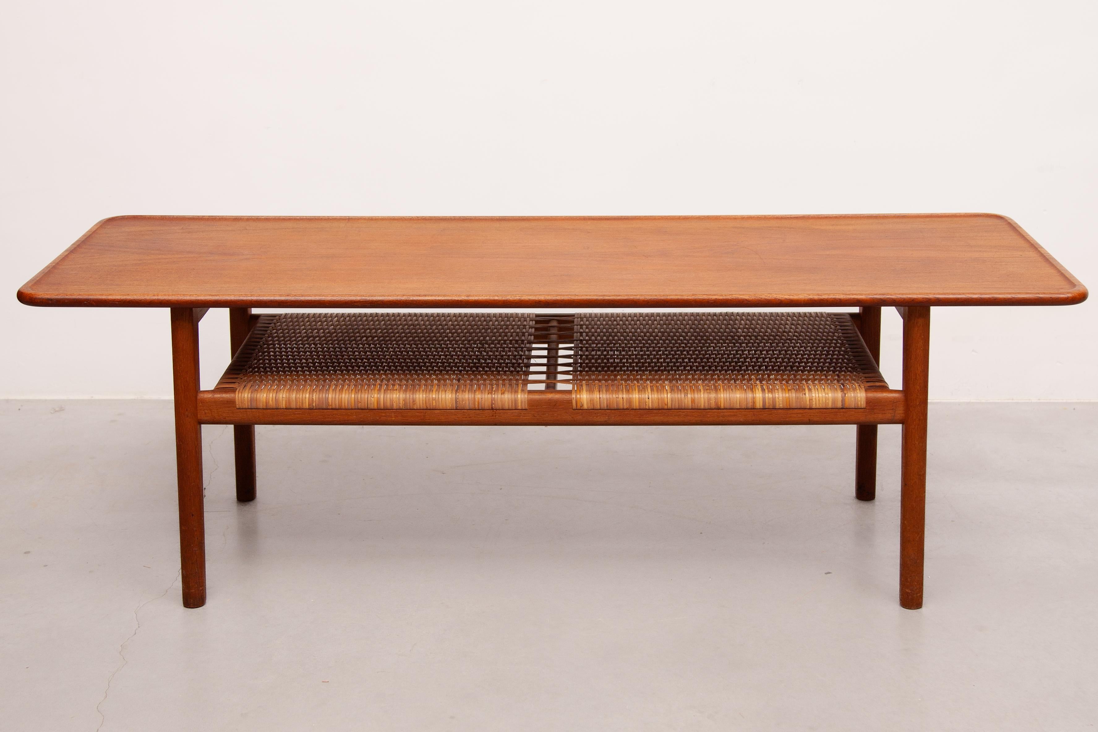 Milieu du XXe siècle Table basse Hans Wegner modèle 'AT-10' Teck et canne, fabriquée au Danemark, années 1950 en vente