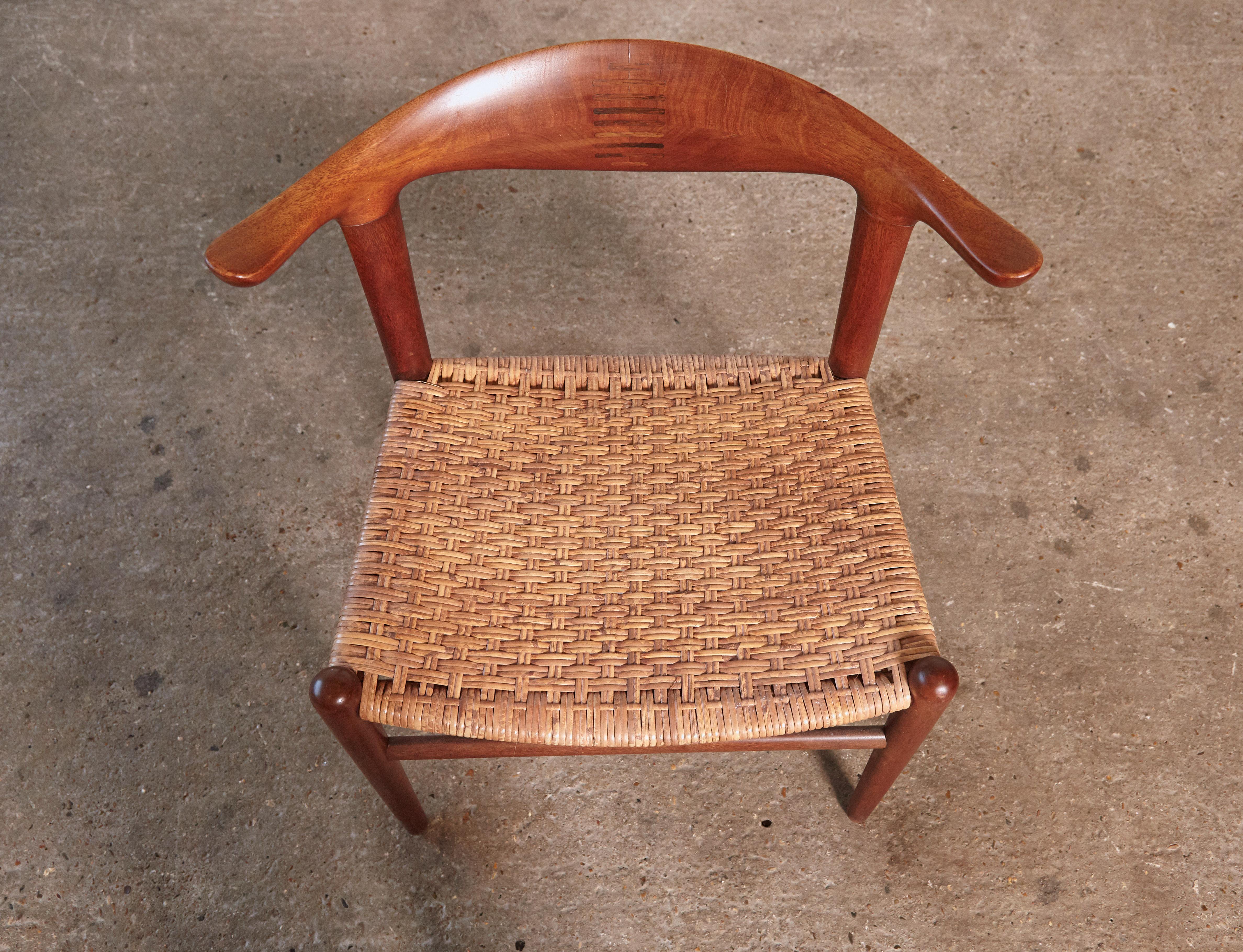 Hans Wegner Cow Horn Chair, model JH 505, Johannes Hansen, Denmark, 1950s-1960s For Sale 6