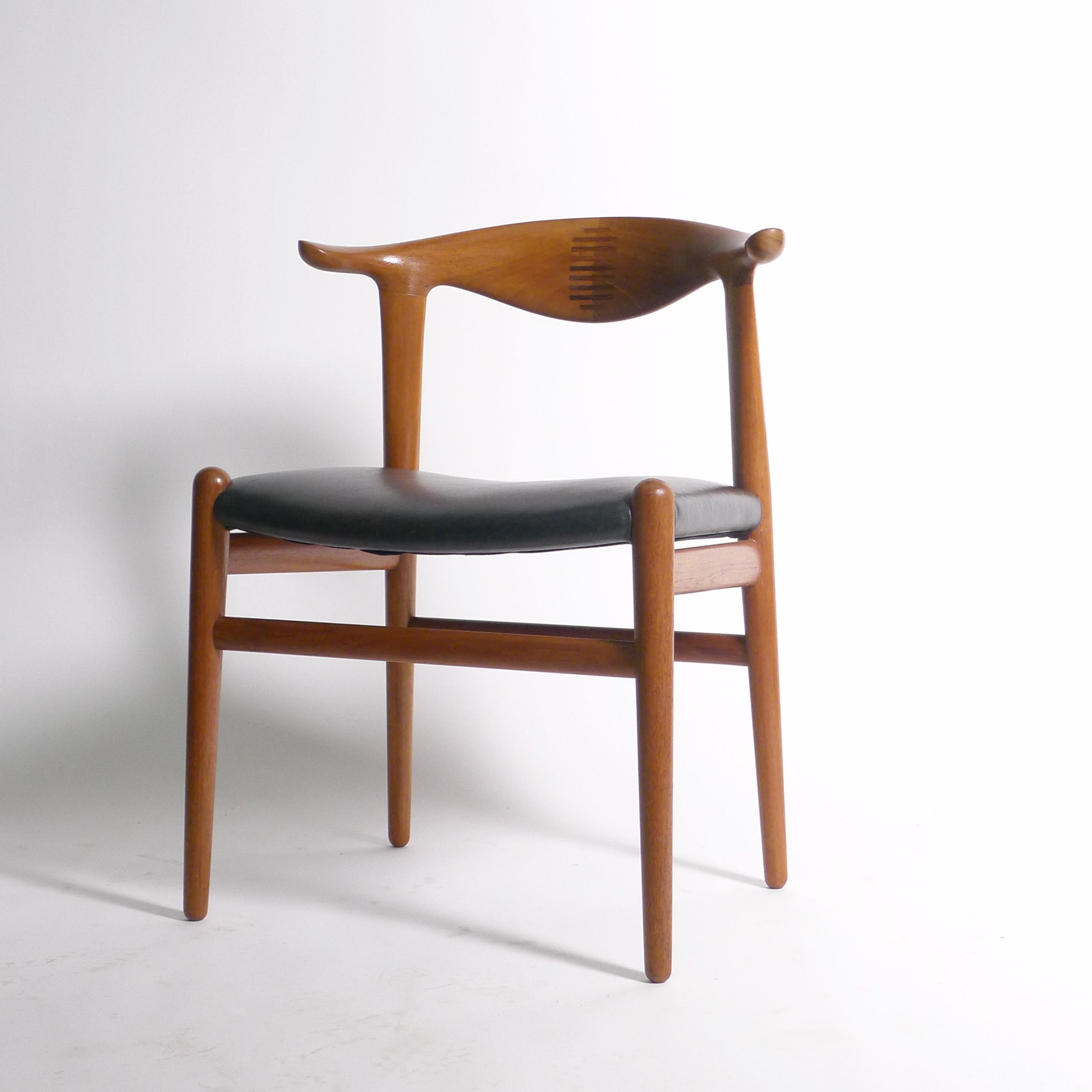 Hans J. Wegner
Cow Horn Stuhl, Modell JH 505
1952 von Wegner entworfen und von Johannes Hansen hergestellt, Dänemark, 1950er Jahre
Rahmen aus Teakholz mit geschwungenen 
