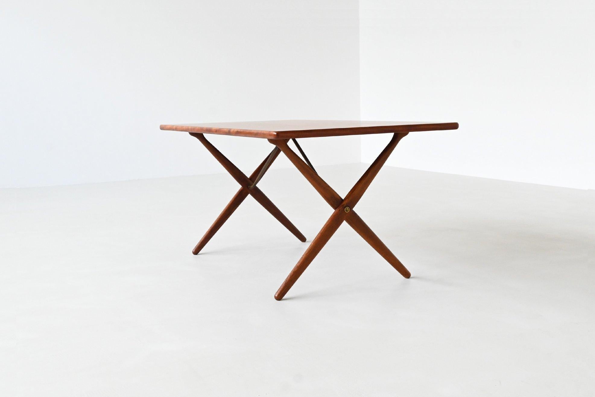 Hans Wegner cross-leg AT 303 dining table Andreas Tuck Denmark 1950 In Good Condition For Sale In Etten-Leur, NL