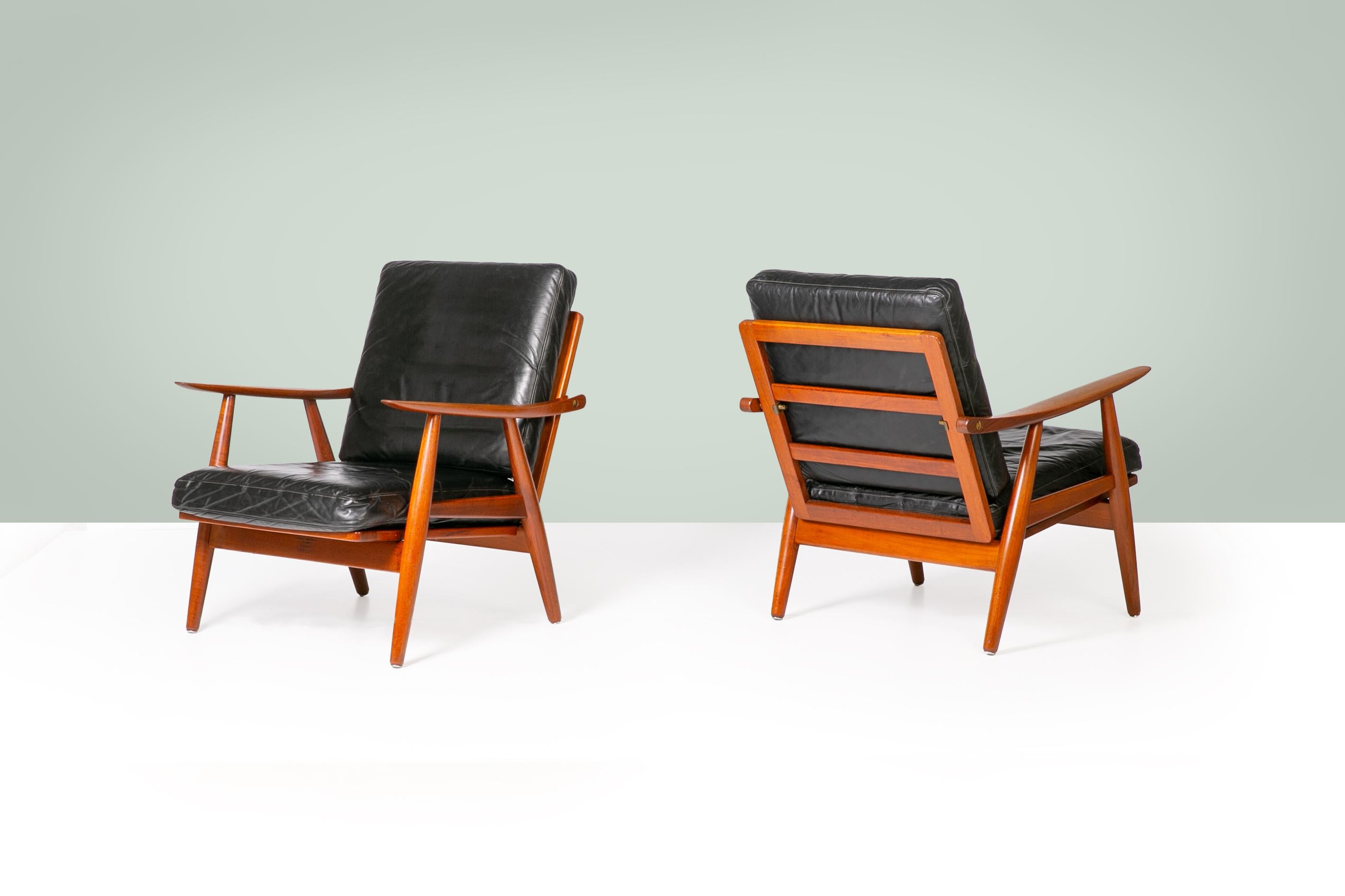 Coppia di sedie da salotto in teak GE-270 disegnate da Hans Wegner nel 1956 e realizzate da Getama in Danimarca alla fine degli anni '50 o negli anni '60.  

Le sedie da salotto modello GE-270 di Hans Wegner, introdotte nel 1956, incarnano l'etica