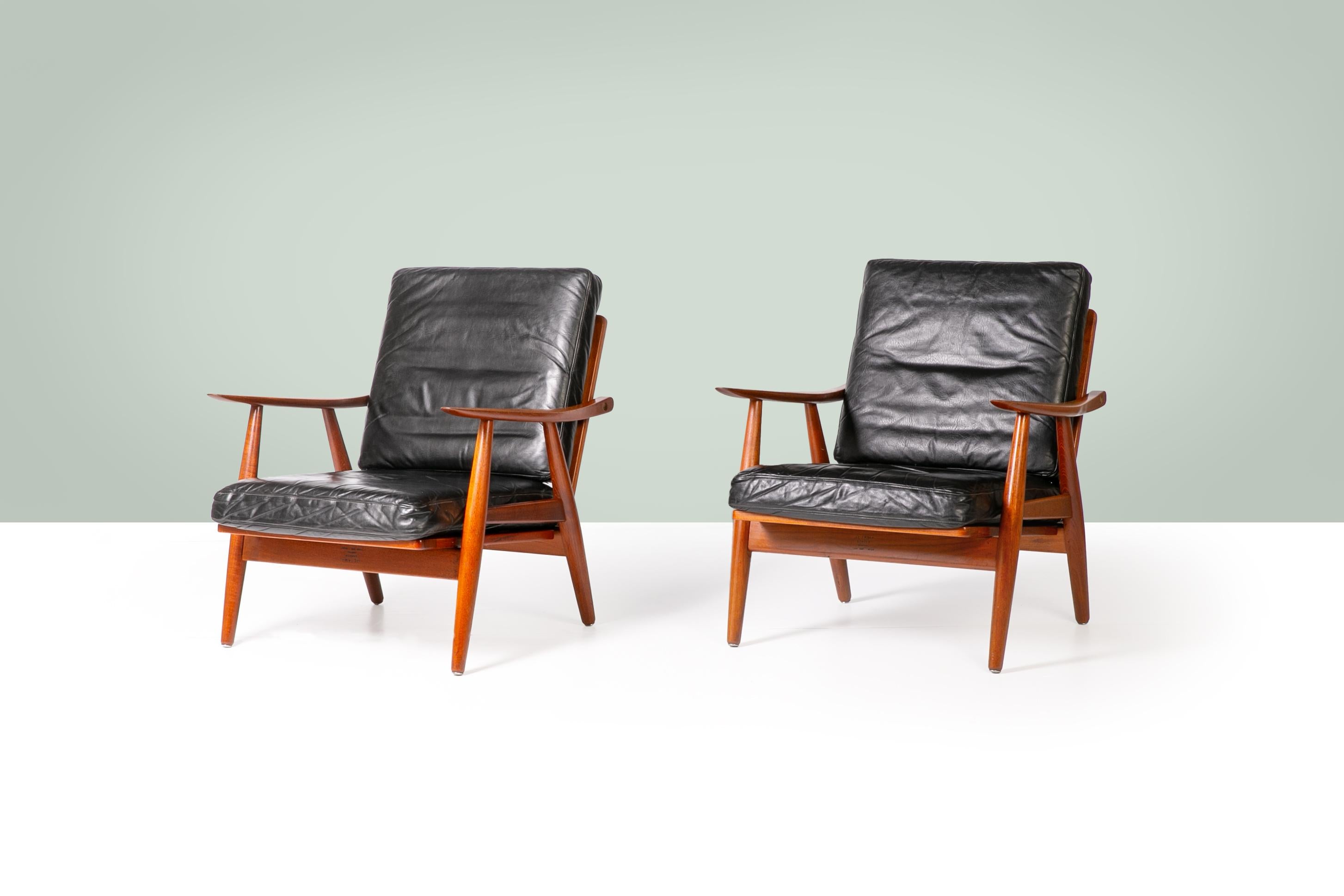 Mid-Century moderno Sedie da salotto Hans Wegner danese di metà secolo GE 270 in pelle nera e teak in vendita