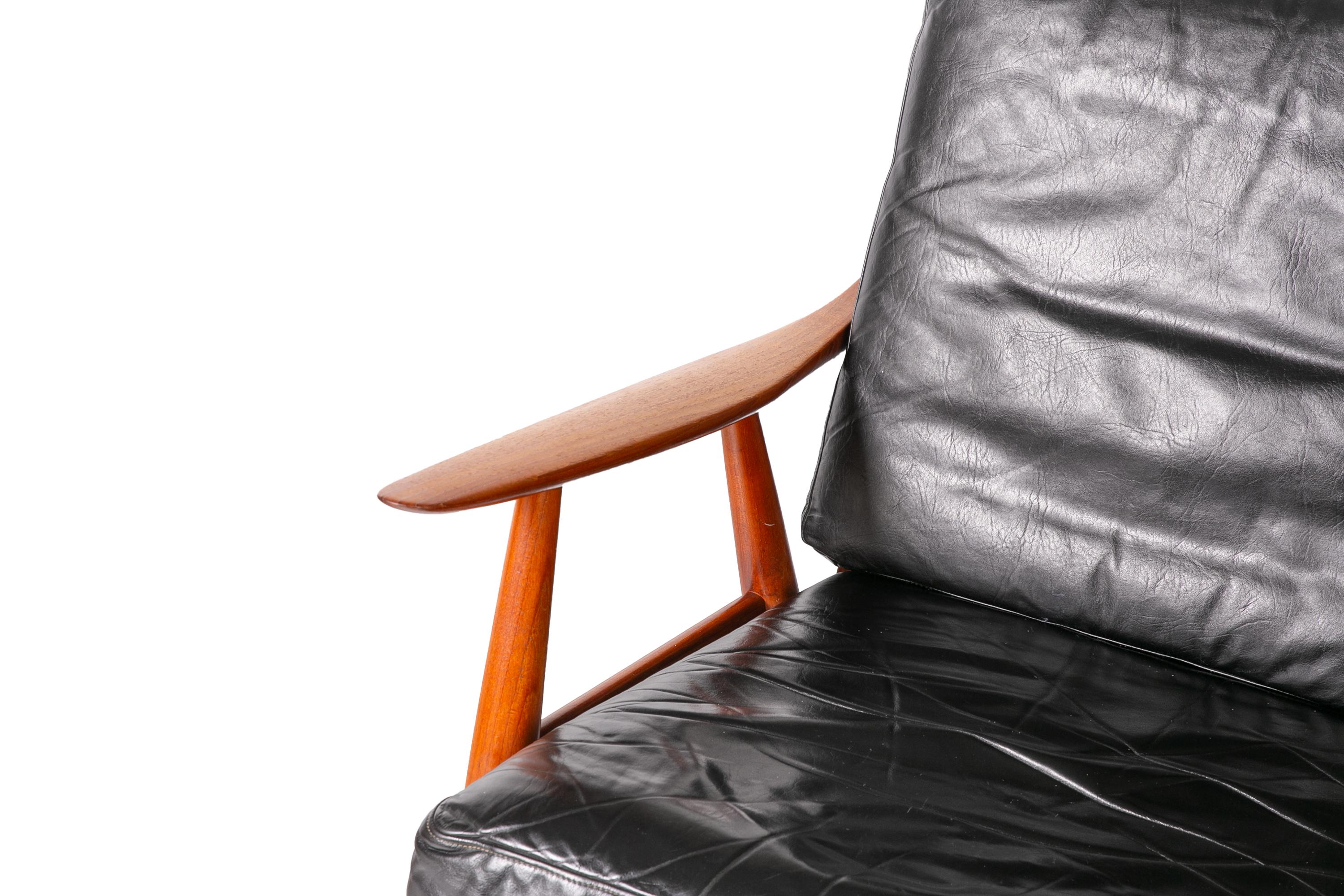 Metà XX secolo Sedie da salotto Hans Wegner danese di metà secolo GE 270 in pelle nera e teak in vendita