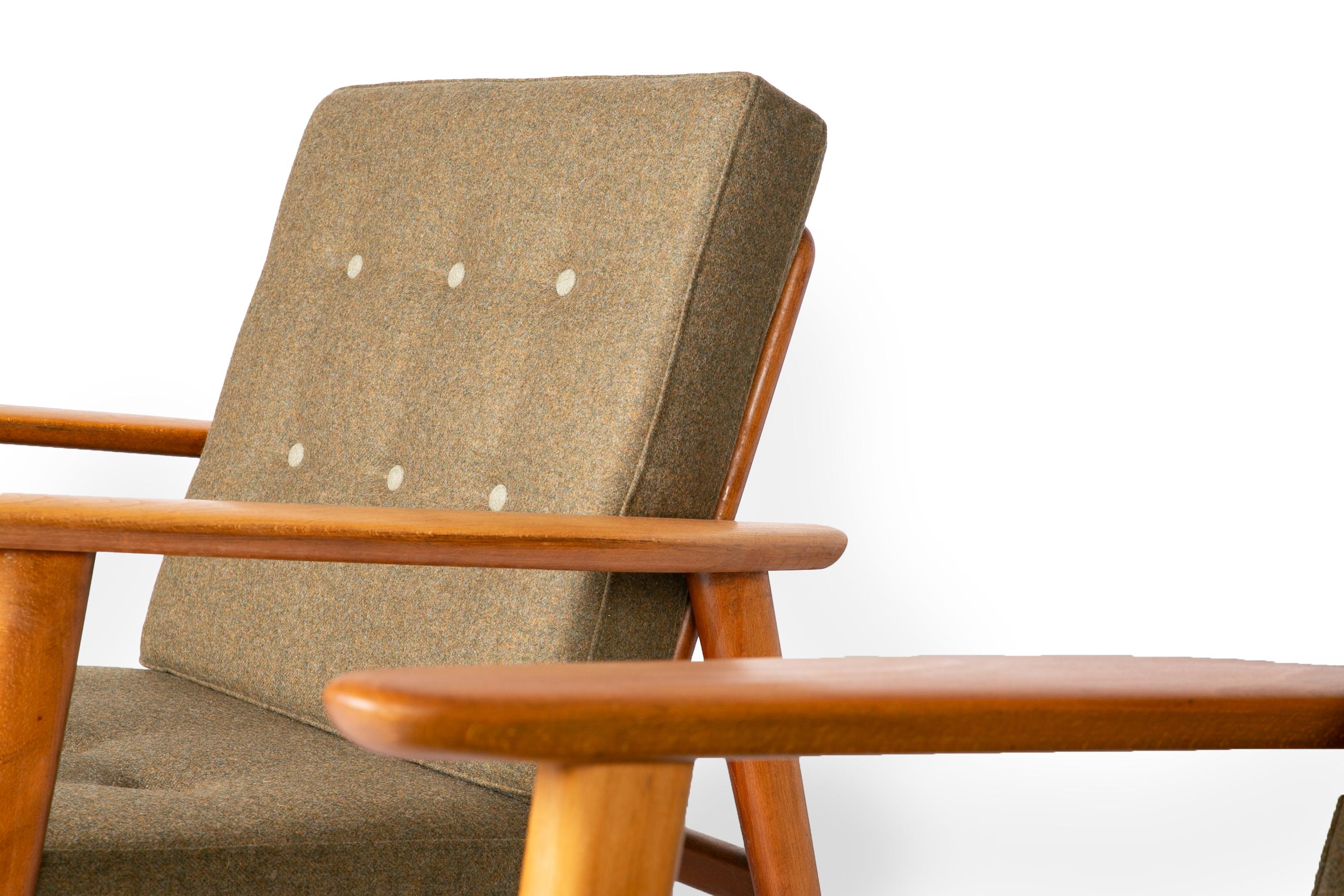 Chaises longues danoises Hans Wegner du milieu du siècle, en laine vert forêt en vente 4