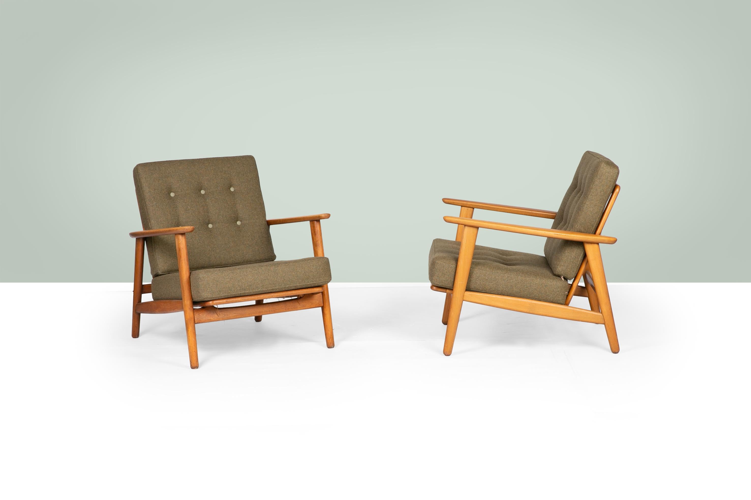 Paire de chaises longues inclinables Hans Wegner Be 233 (1952) fabriquées par GETAMA, Fabrice, Danemark, années 1950, en hêtre et tissu de laine d'Abraham Moon.

Ces chaises longues inclinables GE233 de Hans Wegner sont un coup de maître du