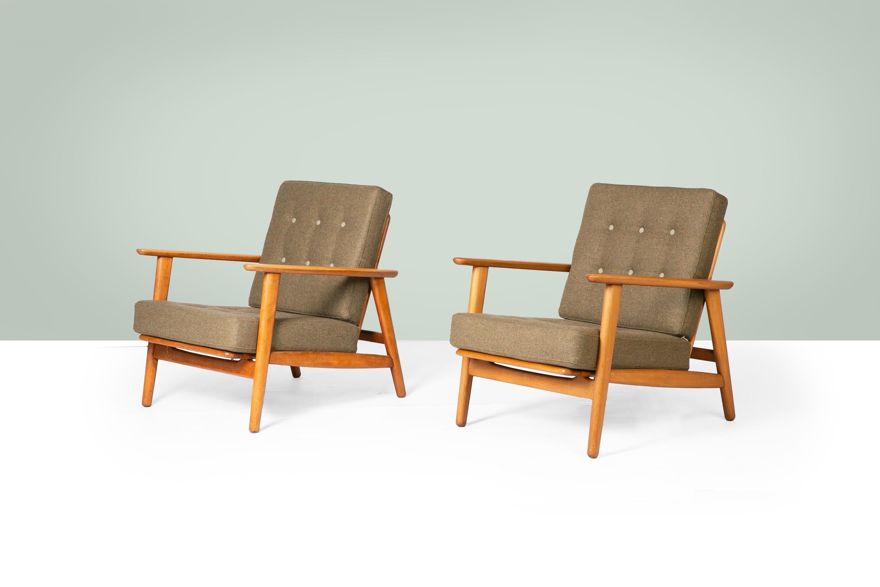 Mid-Century Modern Chaises longues danoises Hans Wegner du milieu du siècle, en laine vert forêt en vente