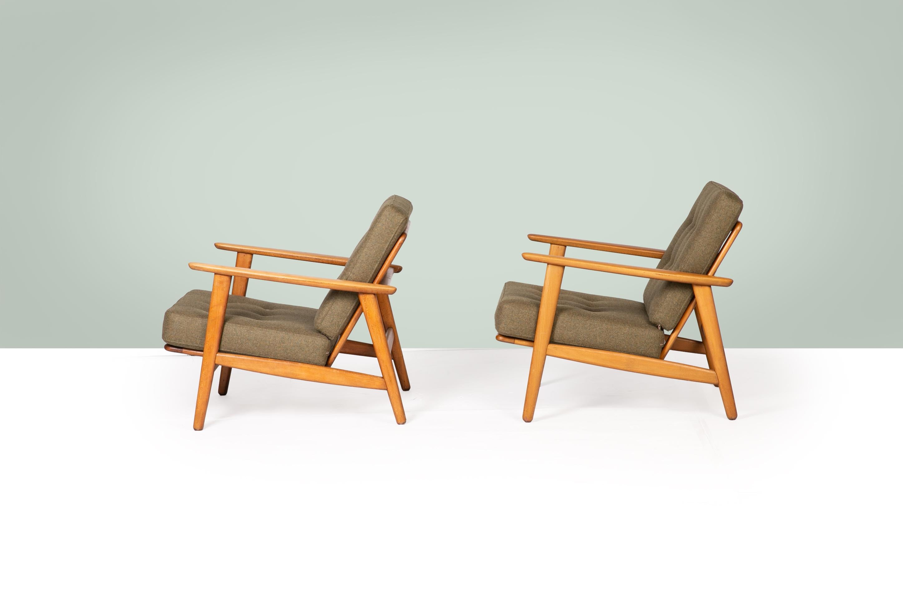 Danois Chaises longues danoises Hans Wegner du milieu du siècle, en laine vert forêt en vente