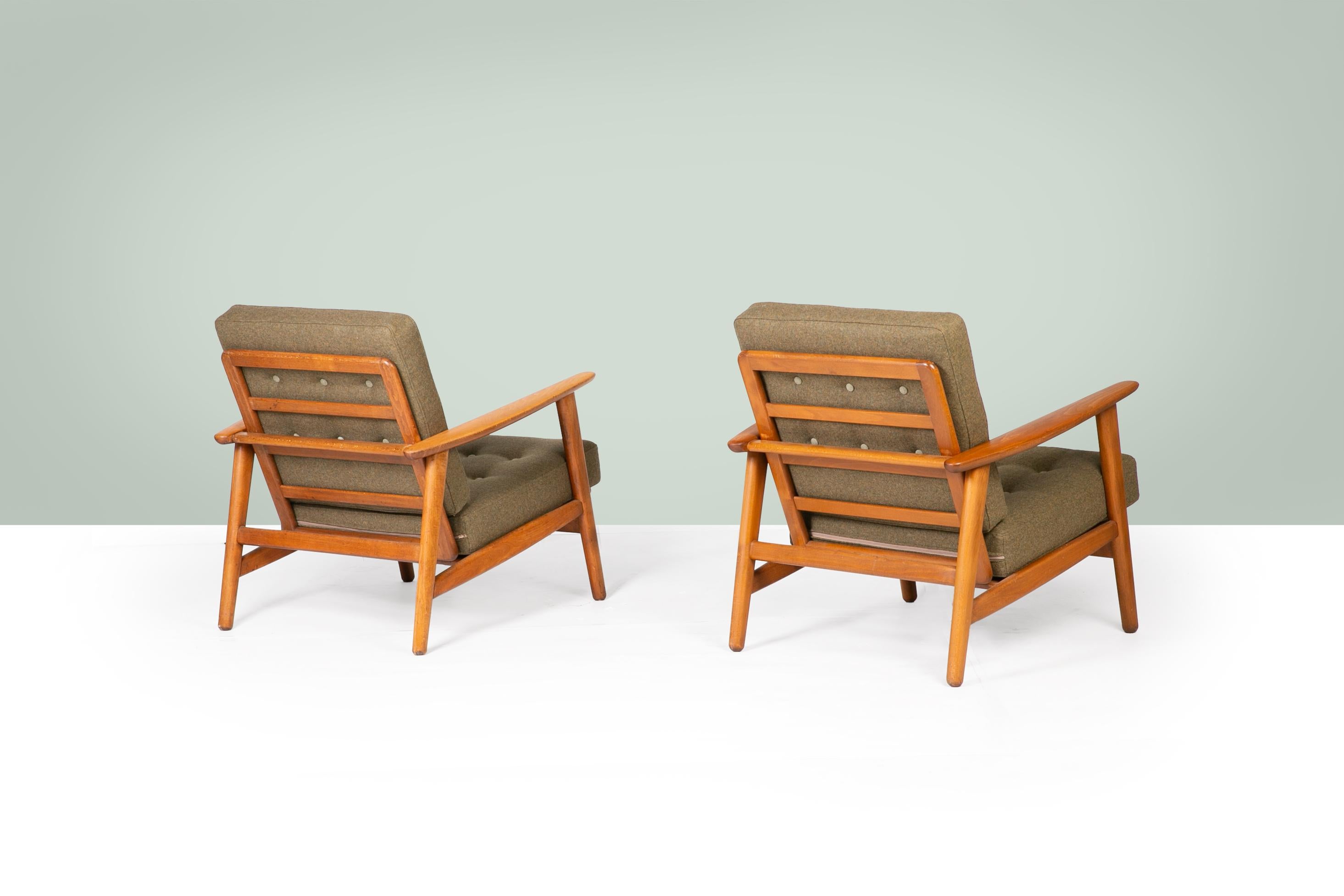 Milieu du XXe siècle Chaises longues danoises Hans Wegner du milieu du siècle, en laine vert forêt en vente