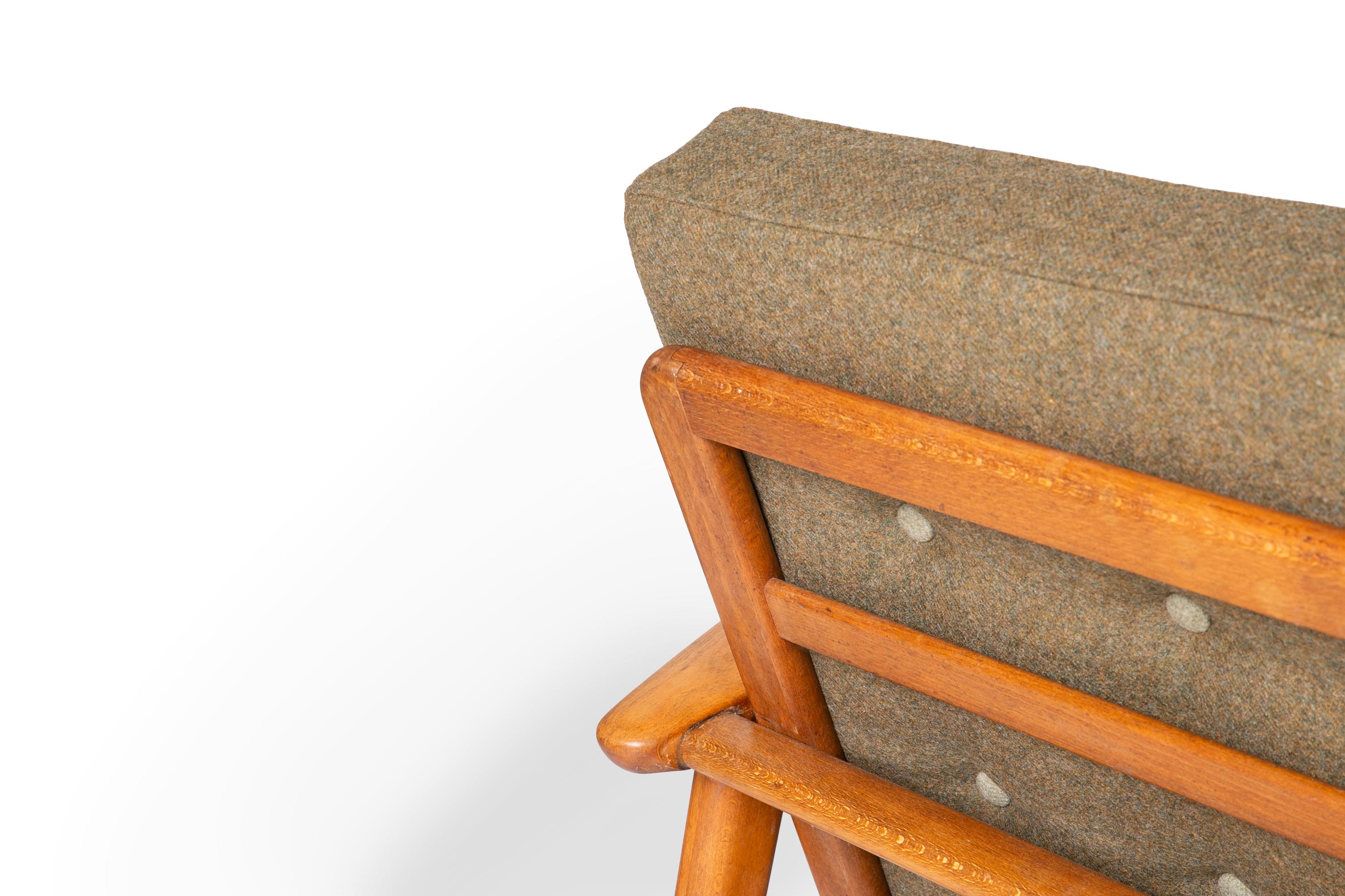 Laine Chaises longues danoises Hans Wegner du milieu du siècle, en laine vert forêt en vente