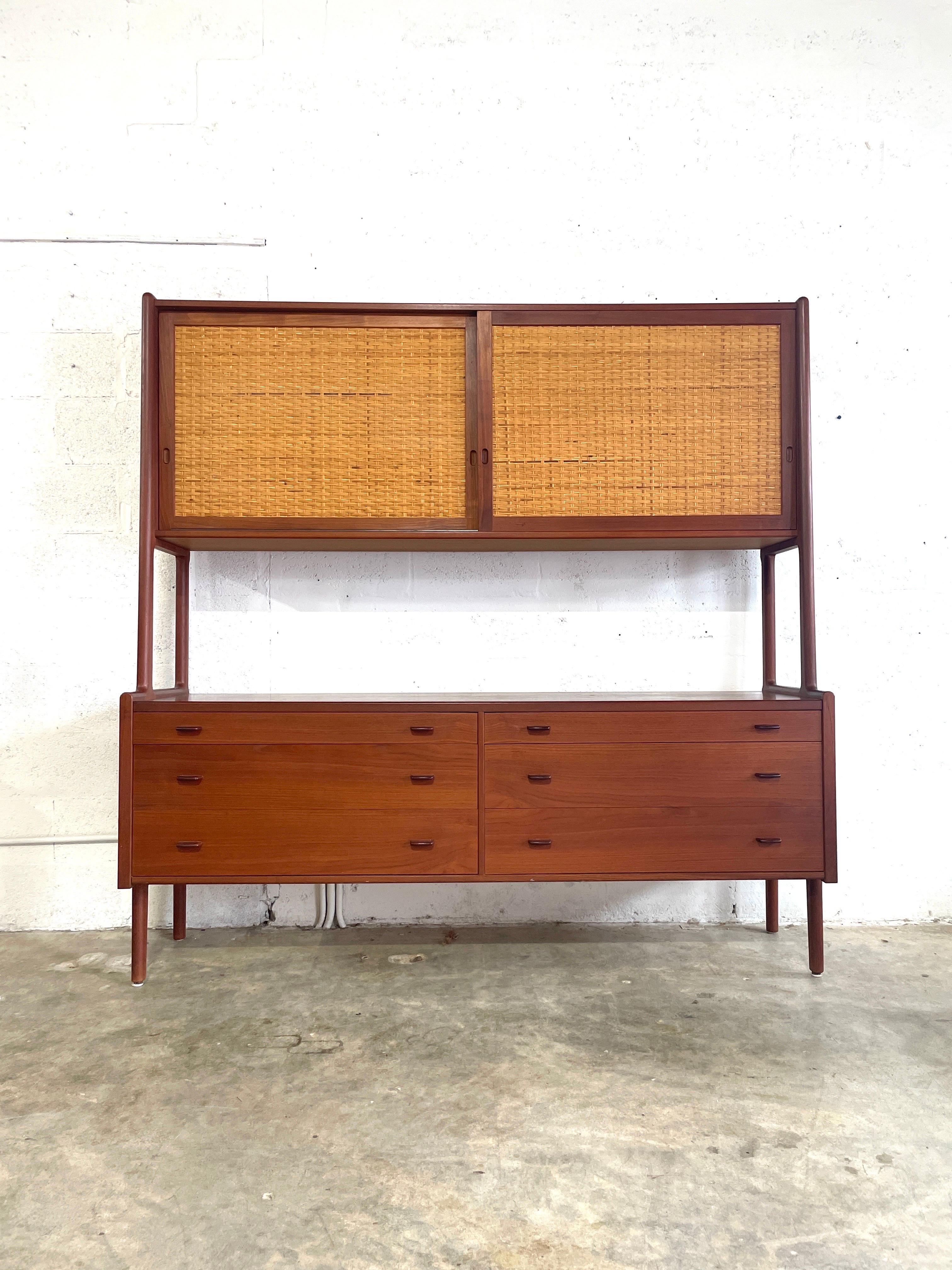 Credenza e credenza Hans Wegner. Porte scorrevoli in rattan. Tonnellate di spazio. 71w 19,5d 71,5h