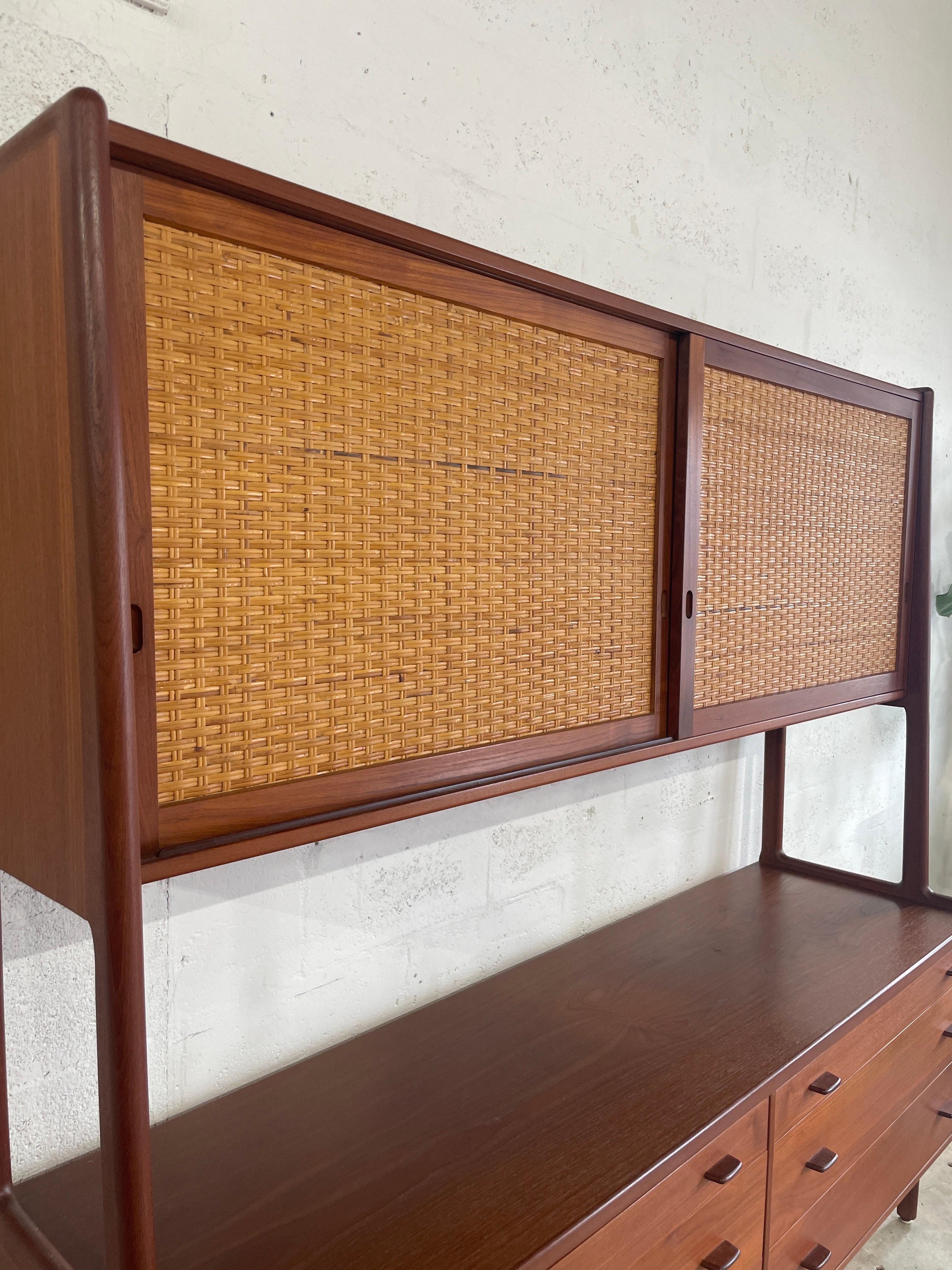 Mid-Century moderno Credenza e credenza Hans Wegner in stile danese del Mid Century Modern in vendita