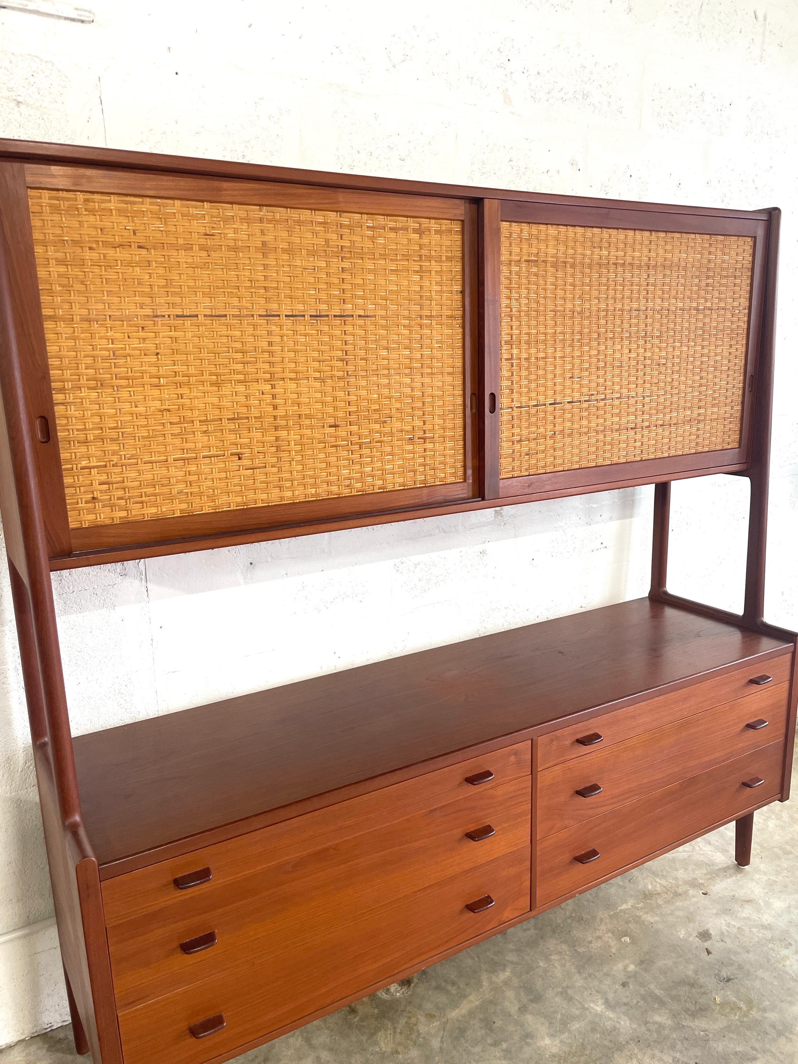 Credenza e credenza Hans Wegner in stile danese del Mid Century Modern In condizioni buone in vendita a Fort Lauderdale, FL