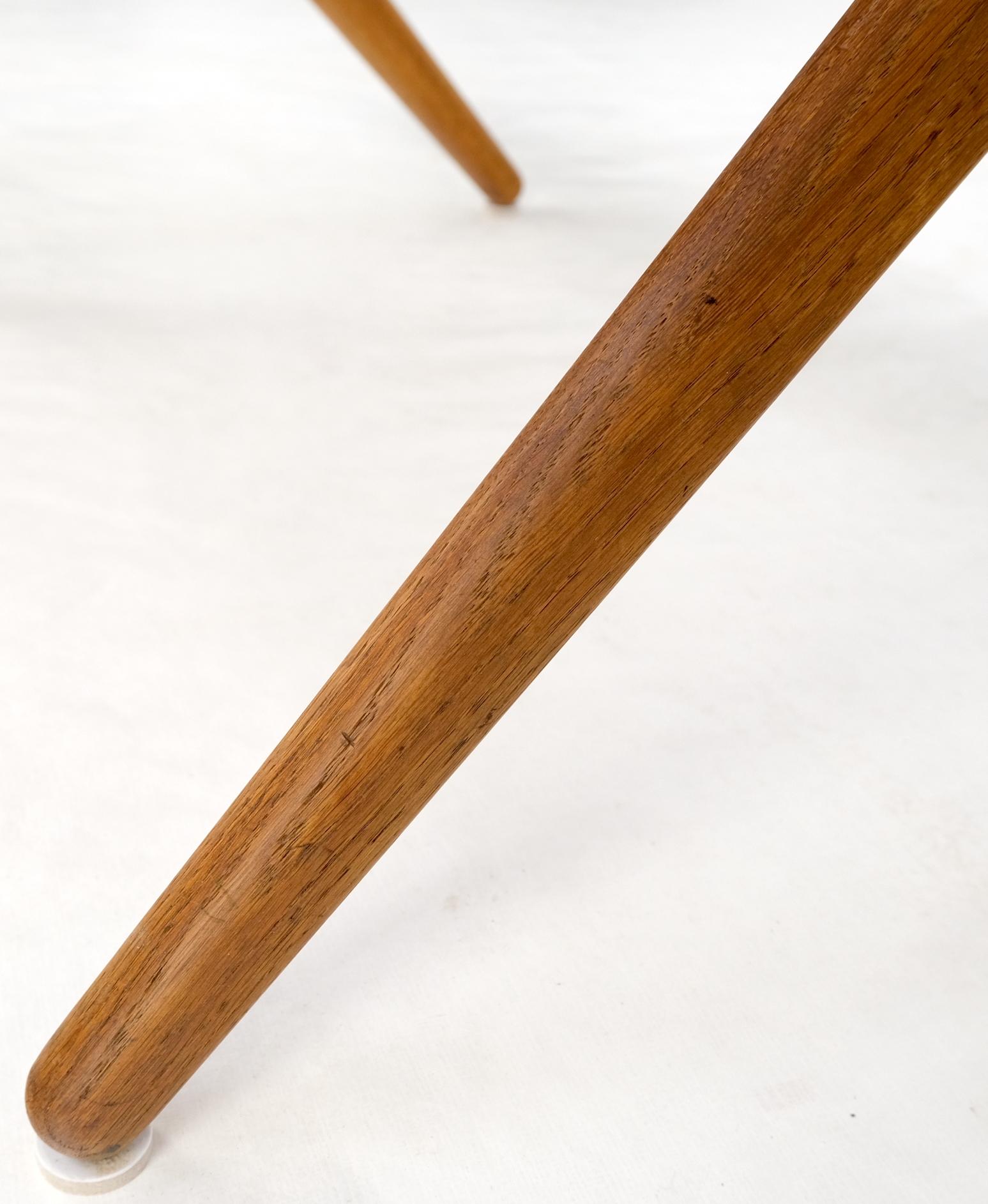 Mesa auxiliar de centro Hans Wegner, danesa, moderna, de mediados de siglo, de teca y base en X de latón en Excelente estado para la venta en Rockaway, NJ