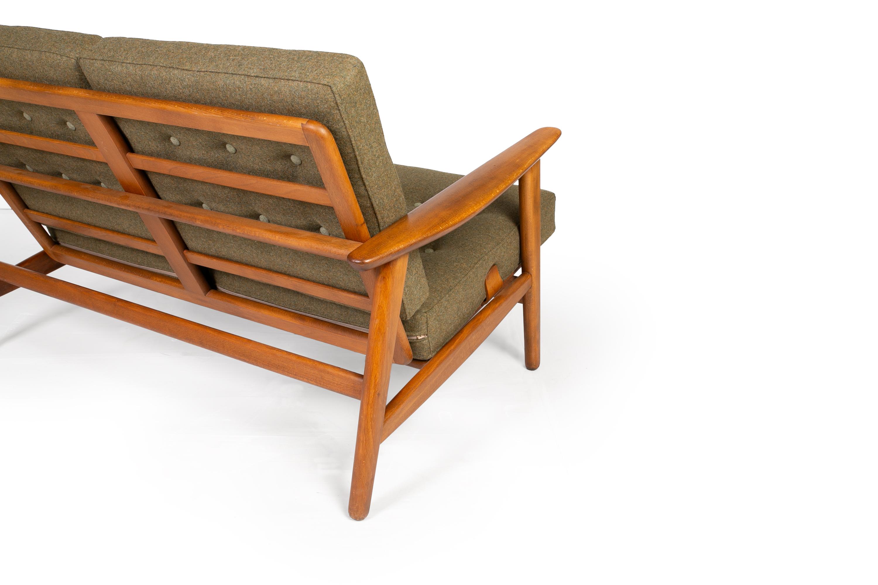 Divano a 2 posti in lana verde foresta di Hans Wegner, danese, della metà del secolo scorso. in vendita 3