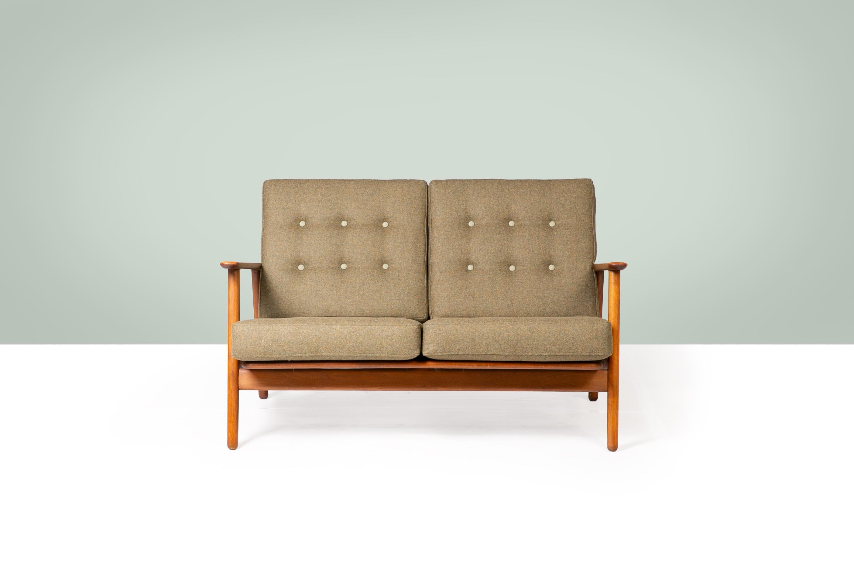 Divano a 2 posti Hans Wegner Ge 233 (1952) realizzato da GETAMA, Gedsted, Danimarca anni '50 in Beeche e tessuto in lana di Abraham Moon.

Il divano Hans Wegner GE233 è un capolavoro del modernismo scandinavo, che unisce la raffinata maestria