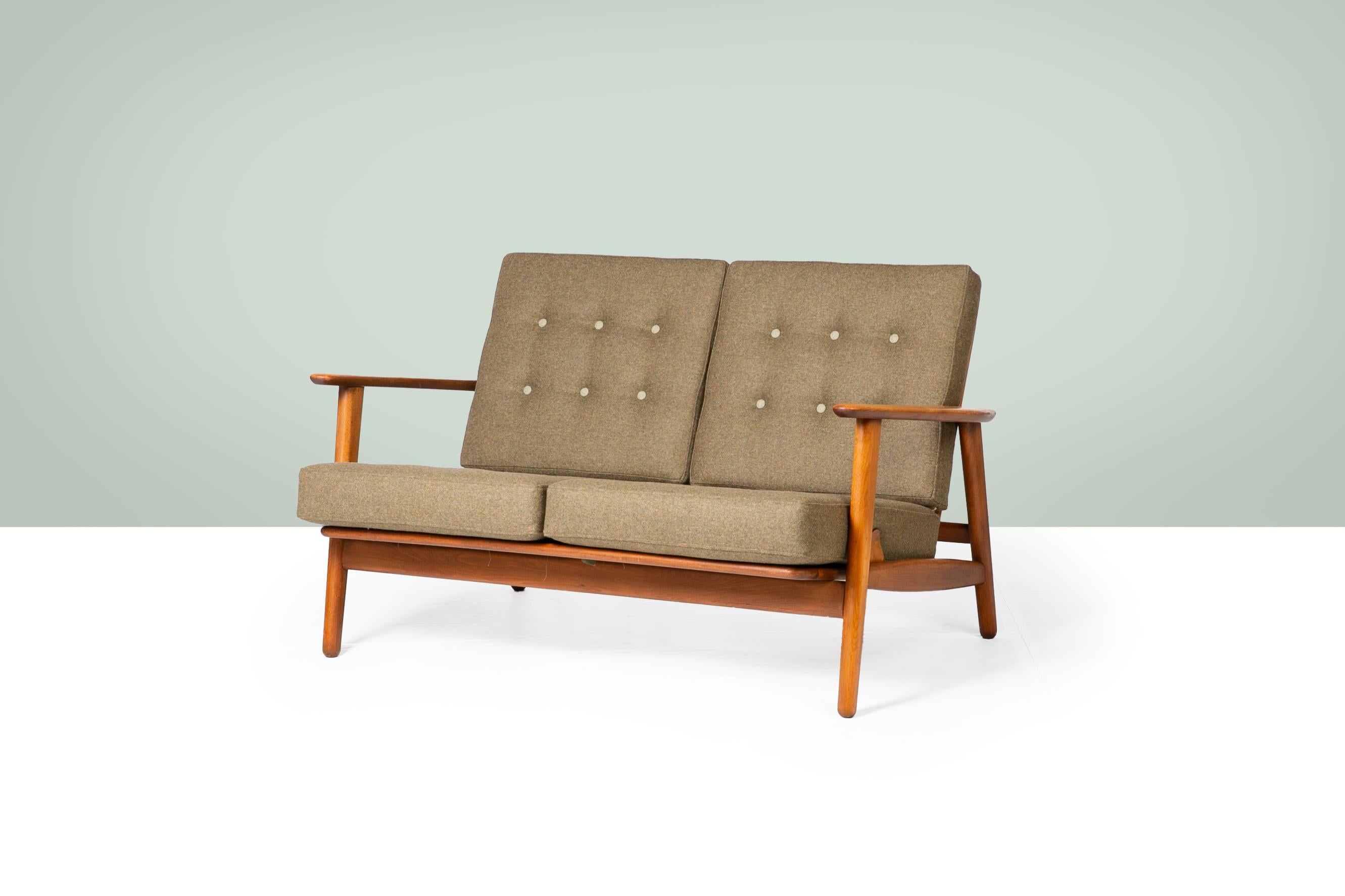 Mid-Century moderno Divano a 2 posti in lana verde foresta di Hans Wegner, danese, della metà del secolo scorso. in vendita