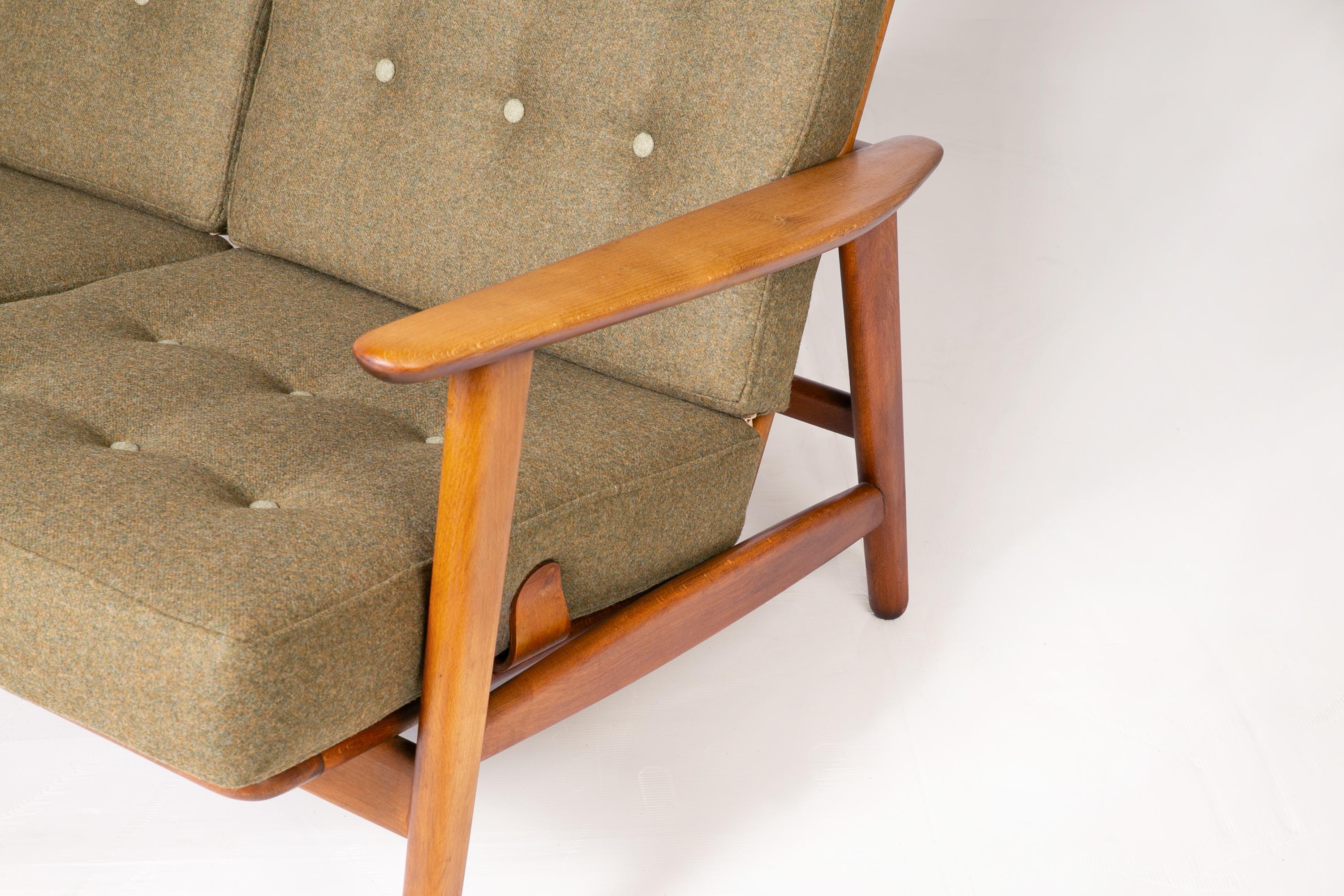 Danese Divano a 2 posti in lana verde foresta di Hans Wegner, danese, della metà del secolo scorso. in vendita