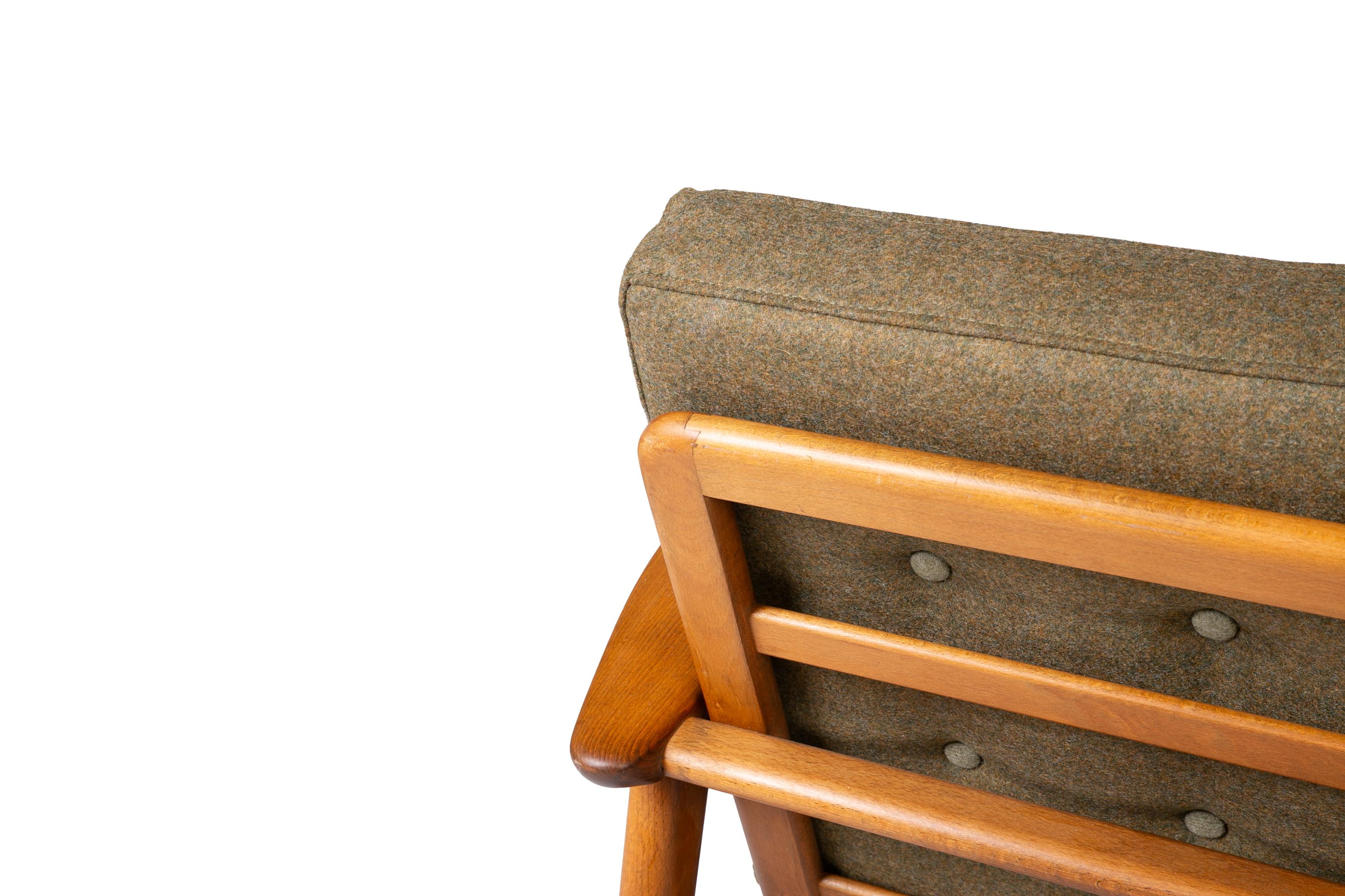 Lana Divano a 2 posti in lana verde foresta di Hans Wegner, danese, della metà del secolo scorso. in vendita