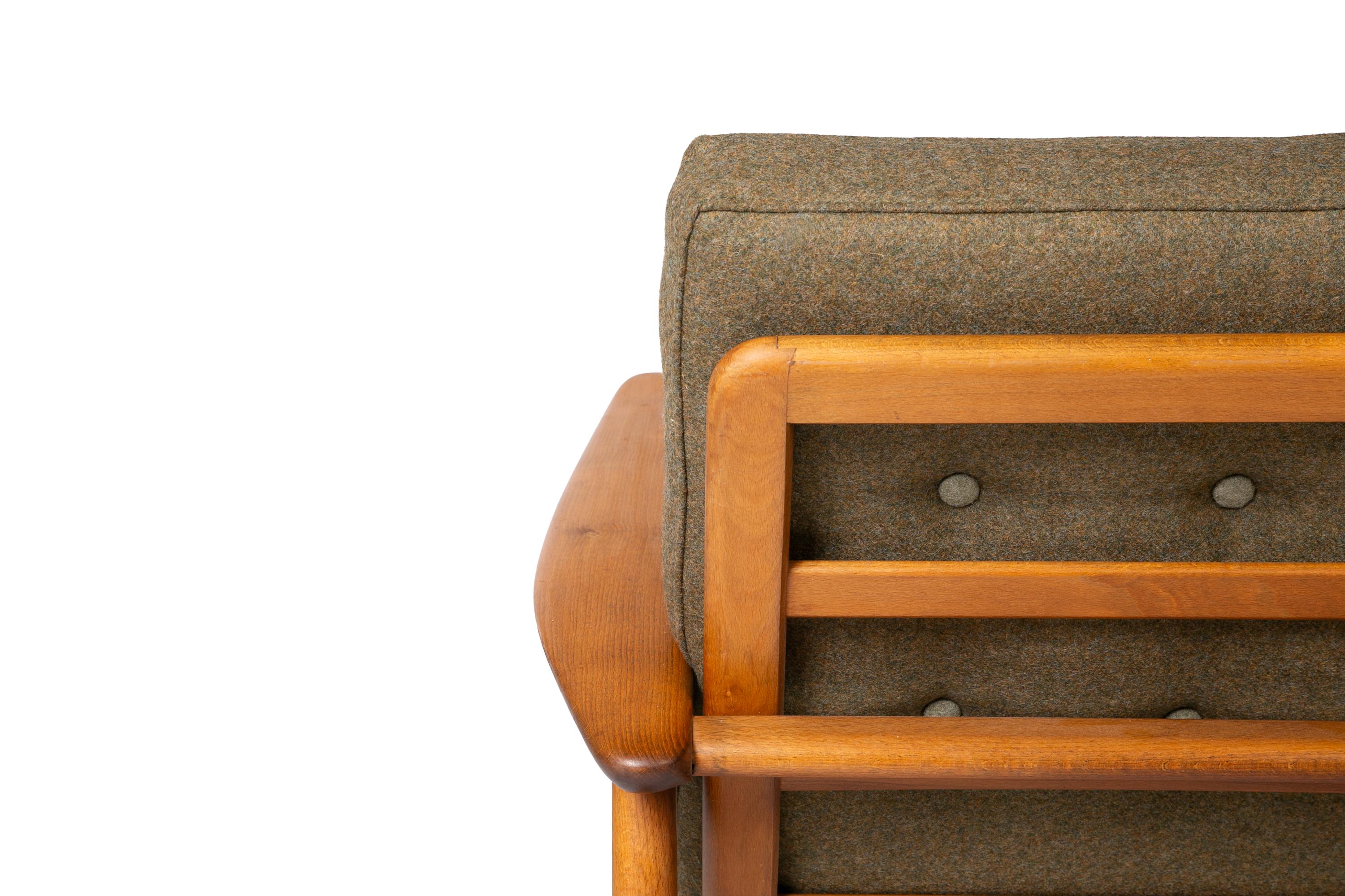 Divano a 2 posti in lana verde foresta di Hans Wegner, danese, della metà del secolo scorso. in vendita 1