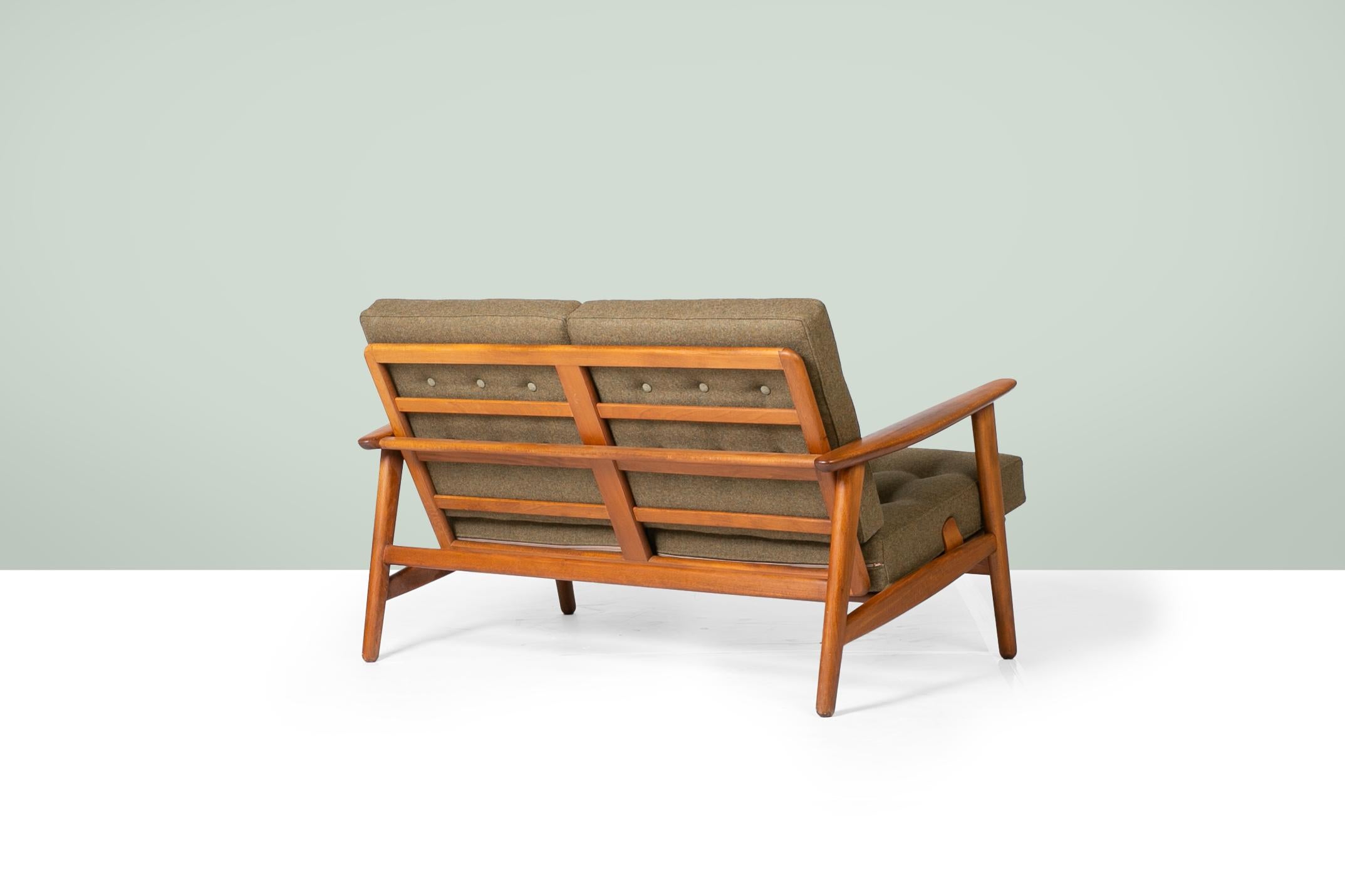 Divano a 2 posti in lana verde foresta di Hans Wegner, danese, della metà del secolo scorso. in vendita 2