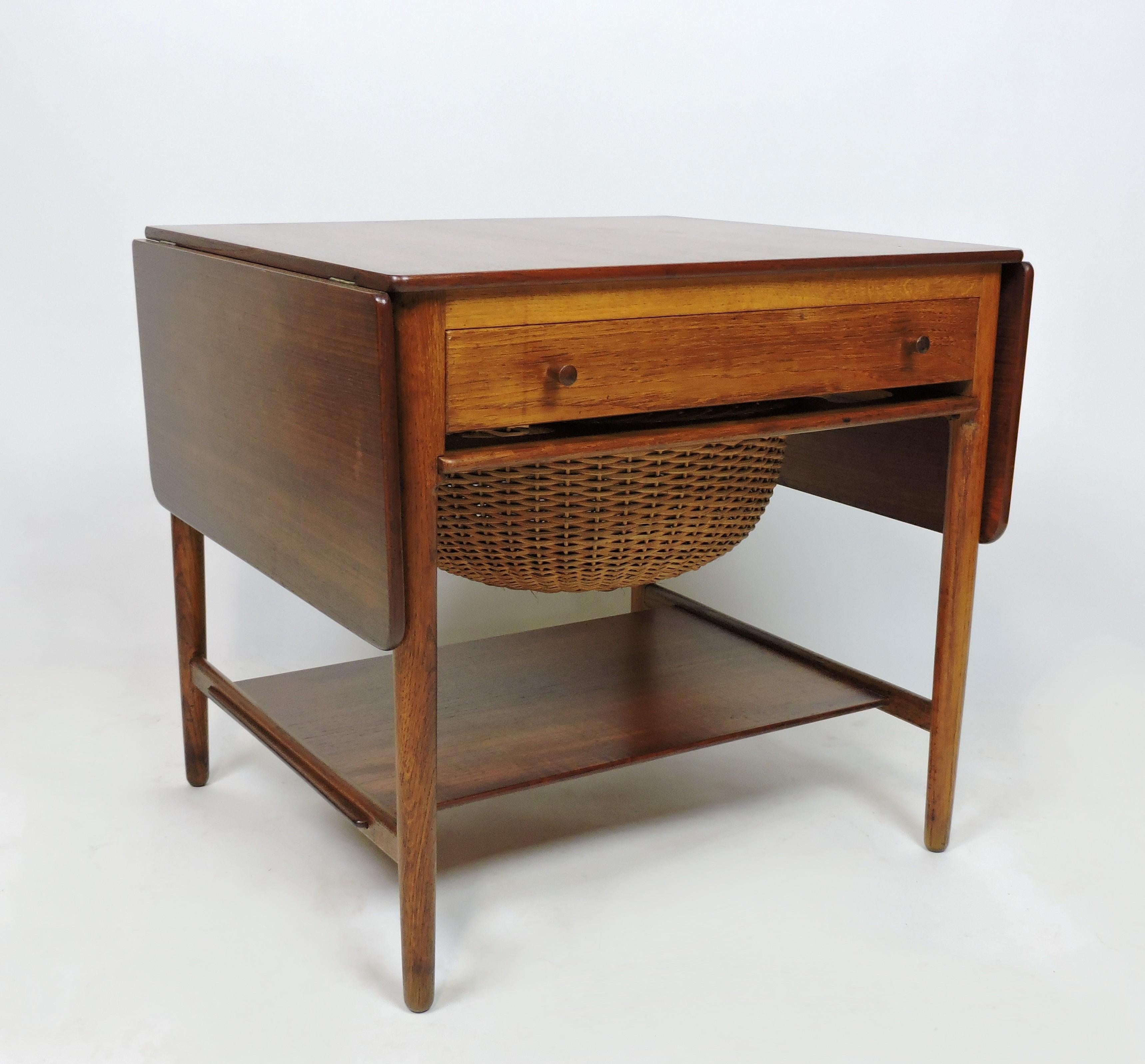 Hans Wegner Danish Modern AT-33 Teak and Oak Sewing Table for Andreas Tuck In Good Condition For Sale In Chesterfield, NJ