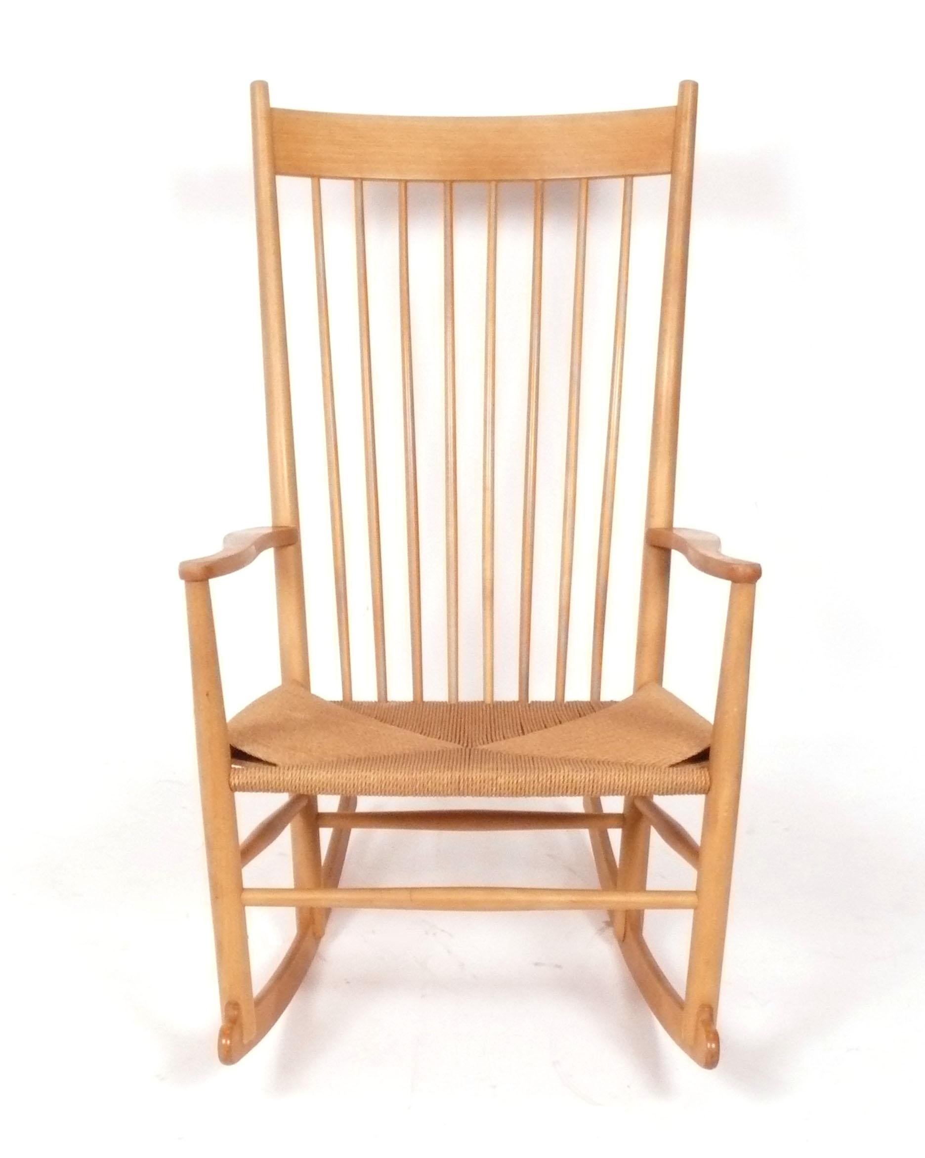 Dondolo moderno danese con sedile in faggio e corde, disegnato da Hans Wegner per FDB Mobler, Danimarca, anni '80 circa. Progettato originariamente nel 1944, questo è uno dei design più conosciuti di Wegner. Consulta le nostre altre inserzioni per