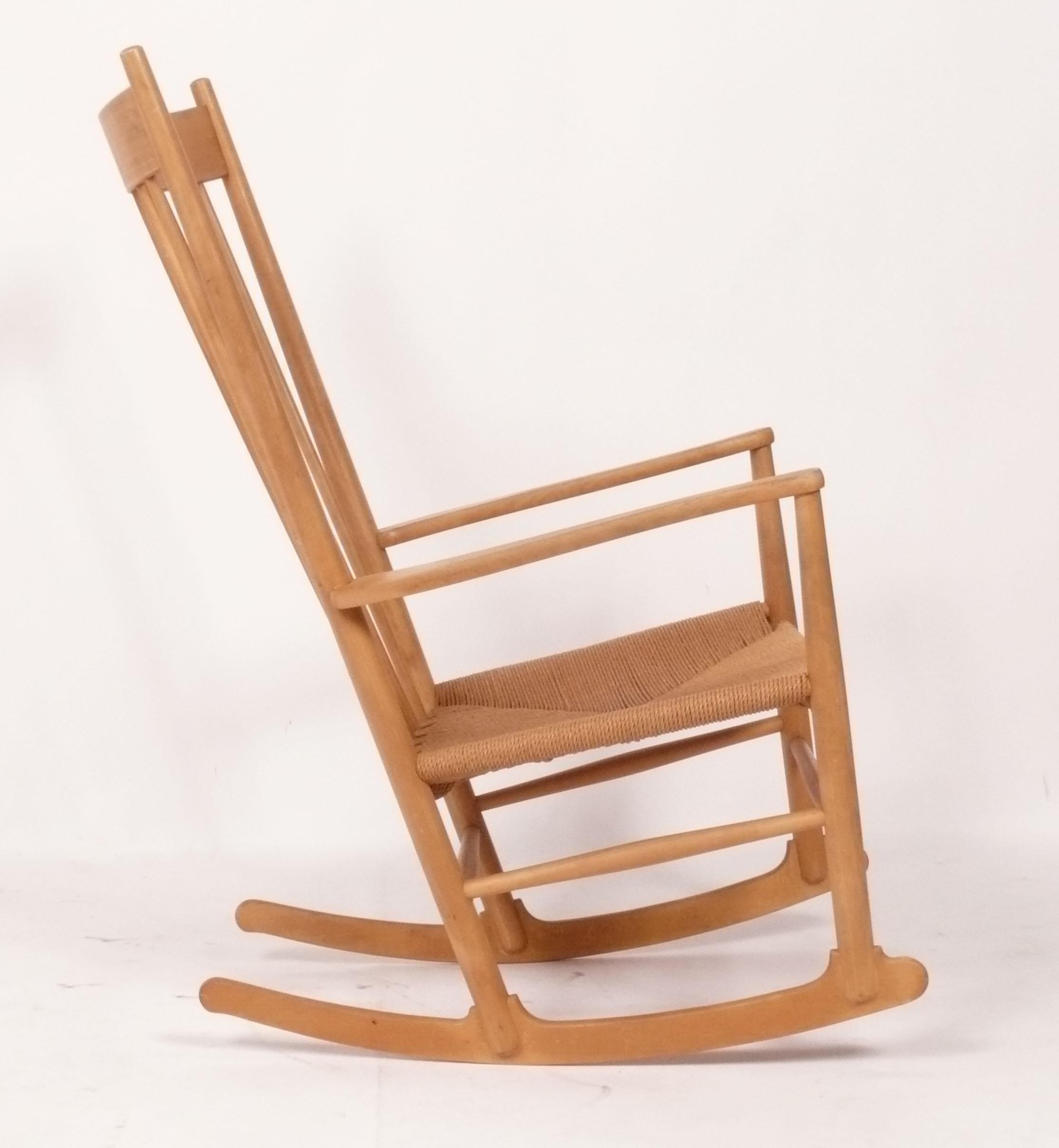 Mid-Century moderno Hans Wegner Sedia a dondolo moderna danese con sedile in corde e faggio Modello J16 in vendita